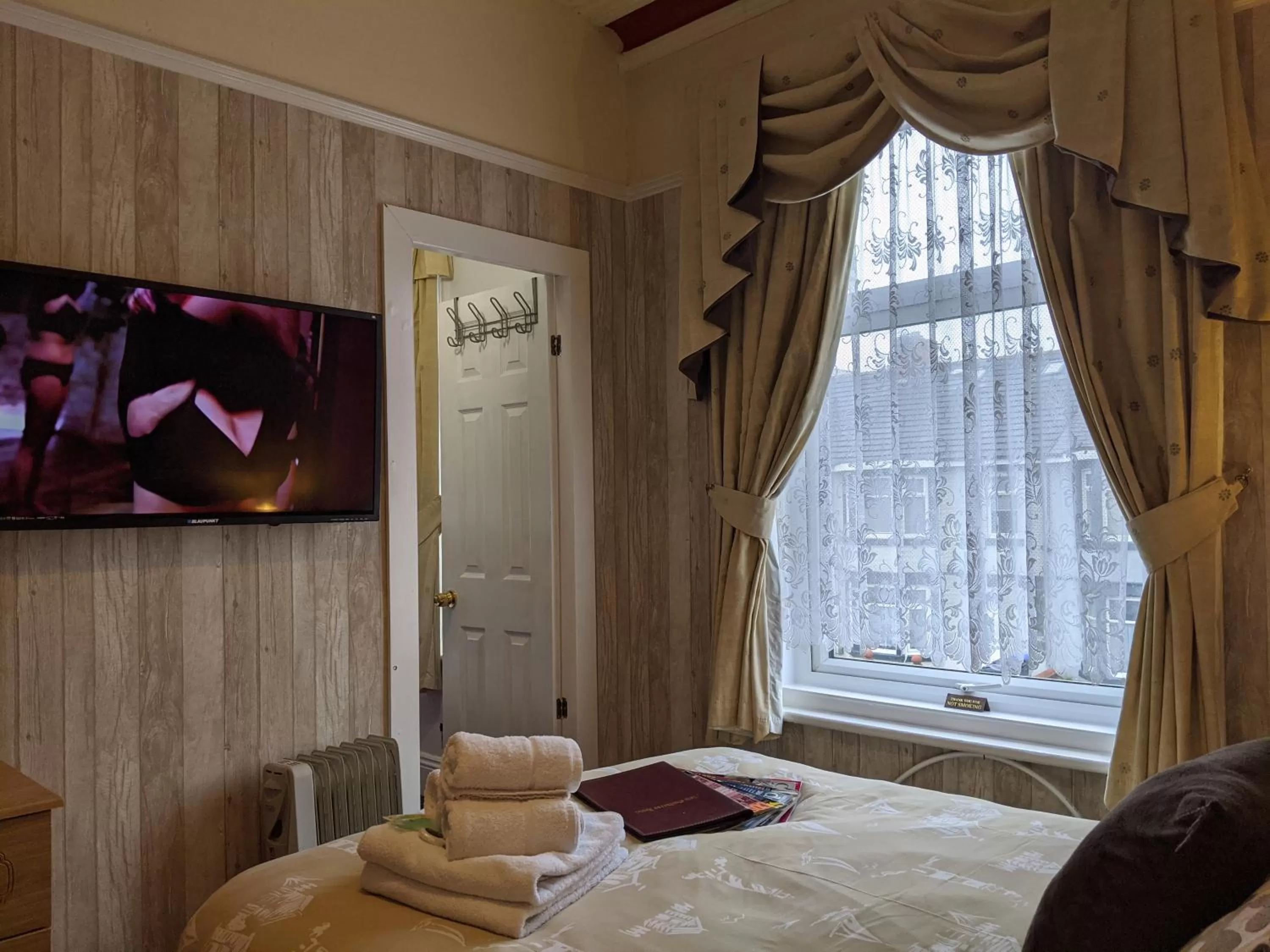 Bedroom, Bed in The New Guilderoy Hotel