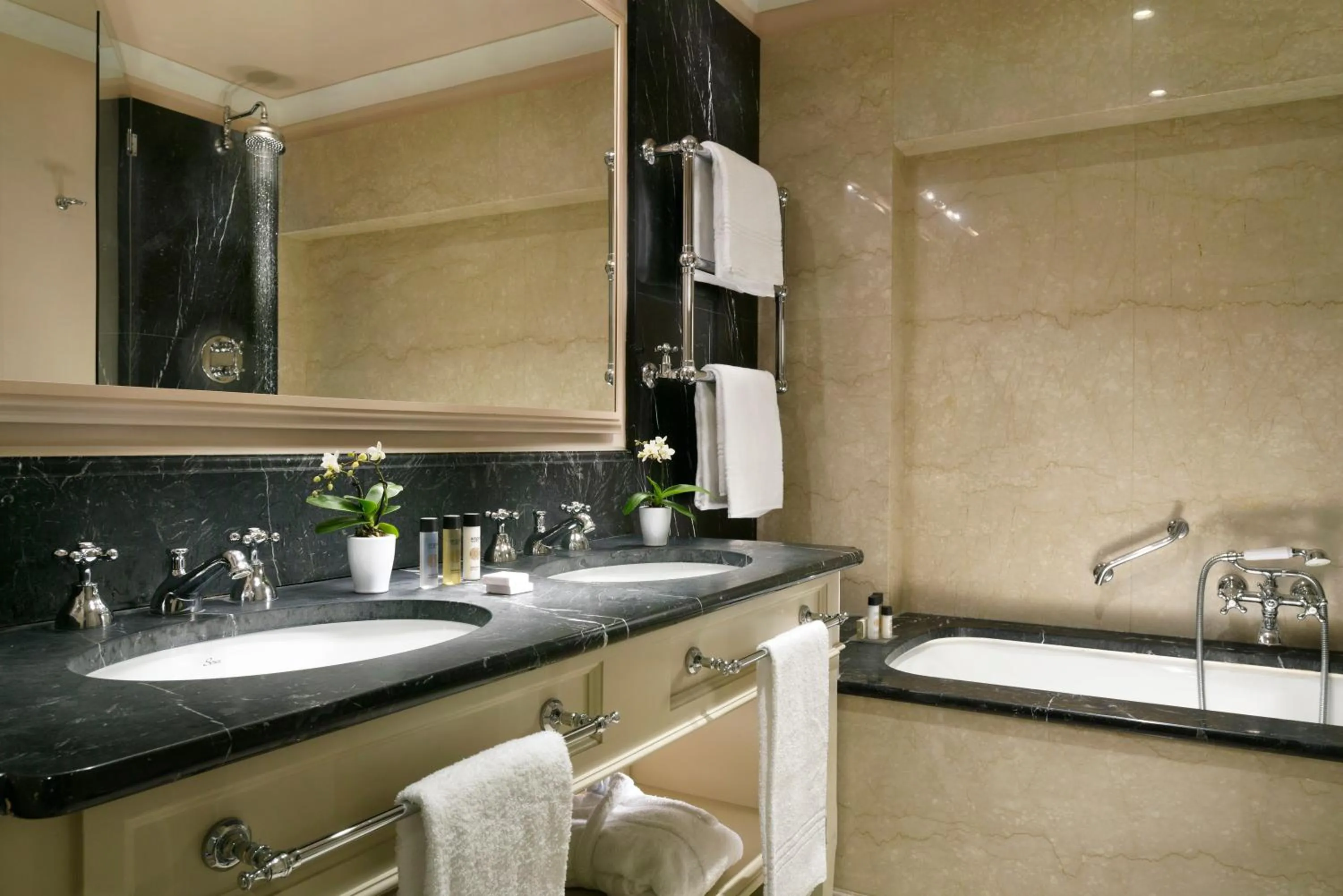 Bathroom in Al Palazzo del Marchese di Camugliano Residenza d'Epoca