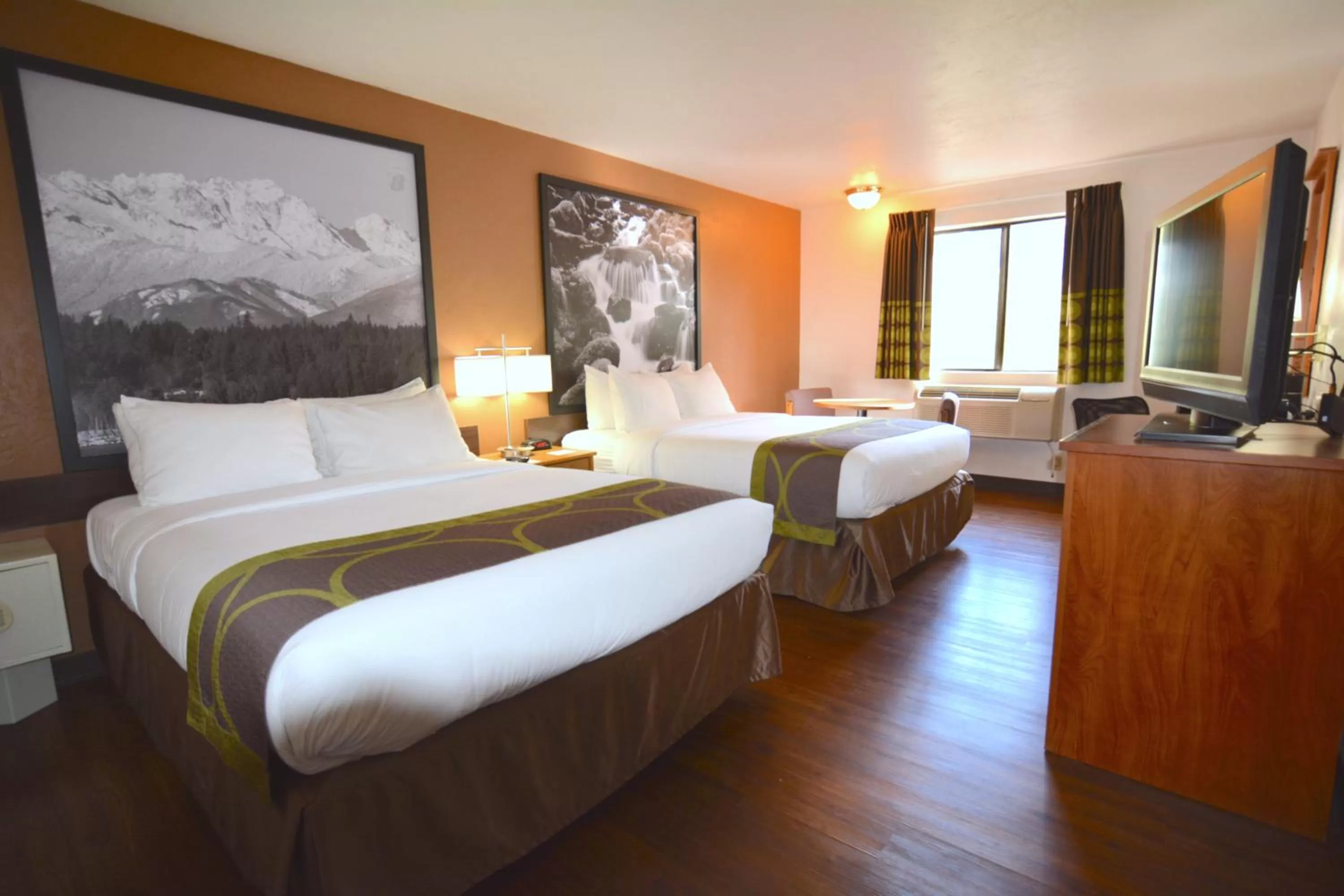 Photo of the whole room, Bed in Super 8 by Wyndham Port Angeles at Olympic National Park