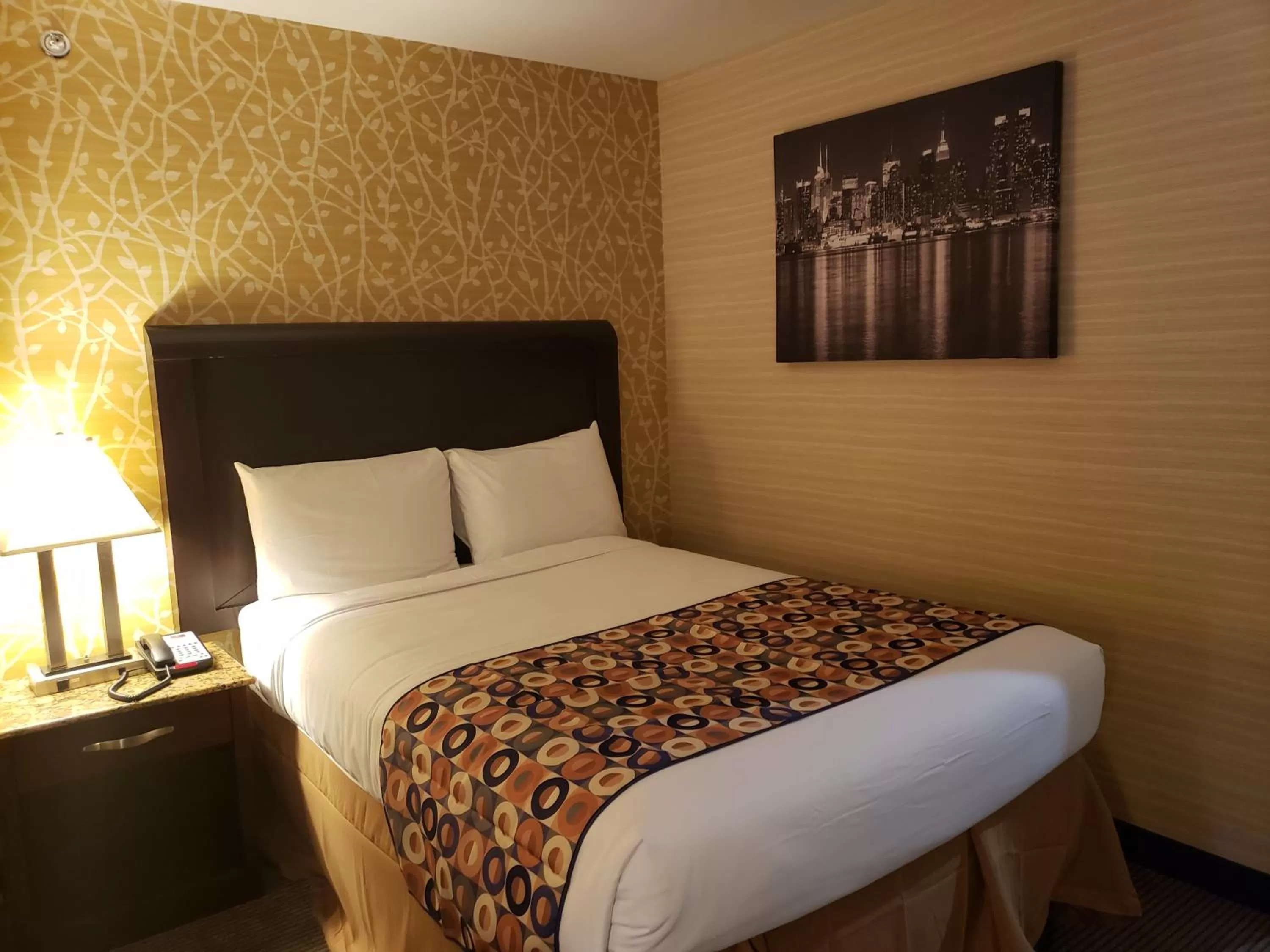 Bedroom, Bed in Elmhurst Hotel