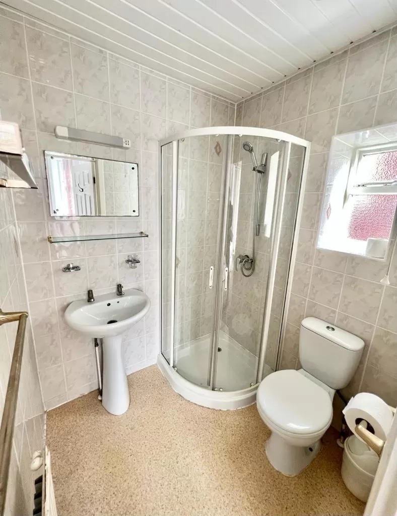 Shower, Bathroom in The Silver How