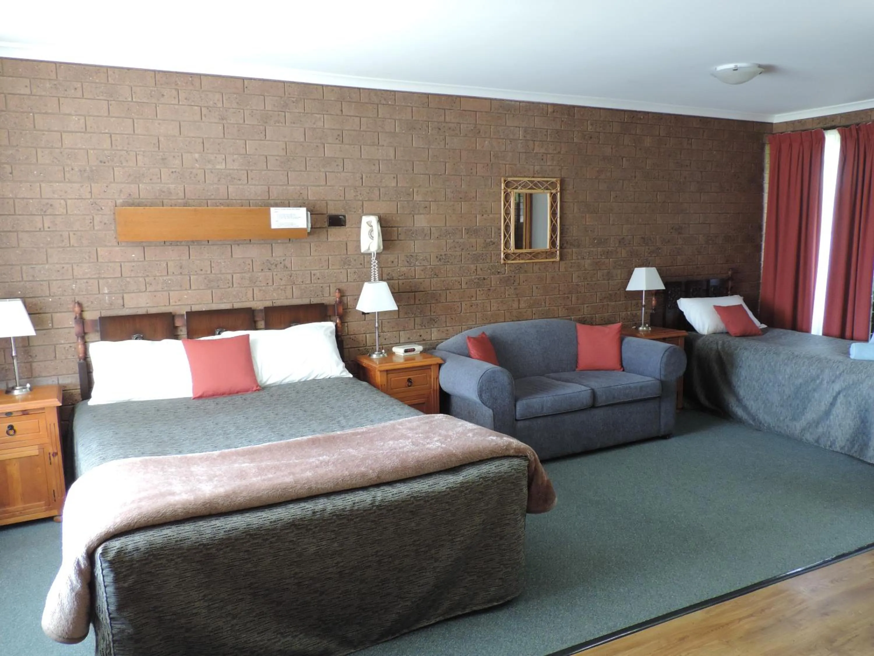 Pet Friendly Superior Queen Room - single occupancy in Greenacres Motel