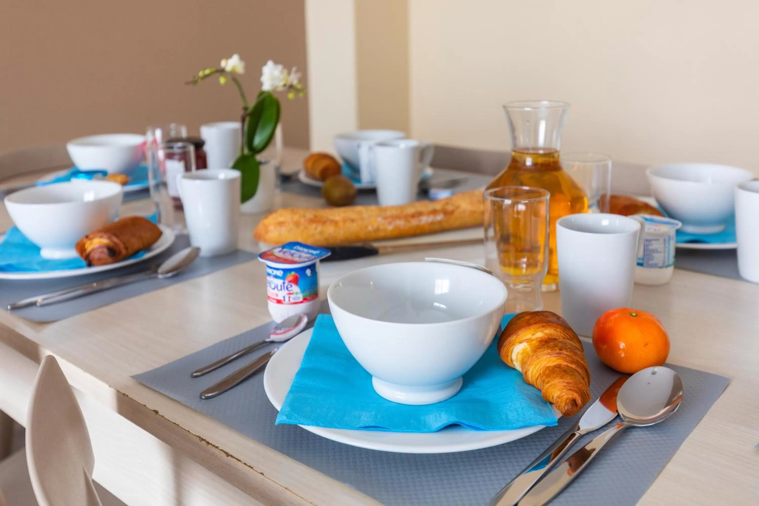 Dining area in Zenitude Hôtel-Résidences Magny-les-Hameaux