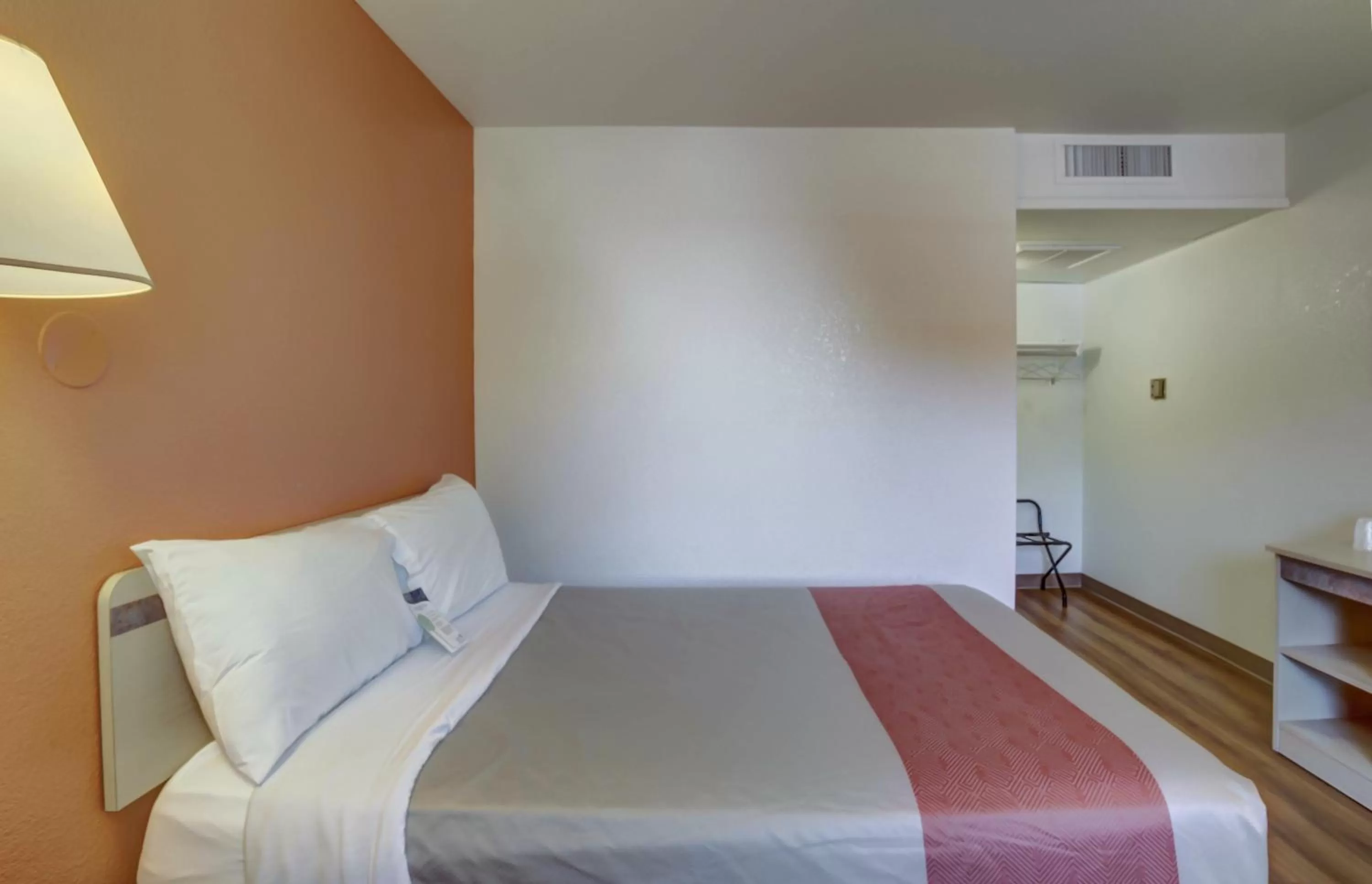 Bedroom, Bed in Motel 6-Grants Pass, OR