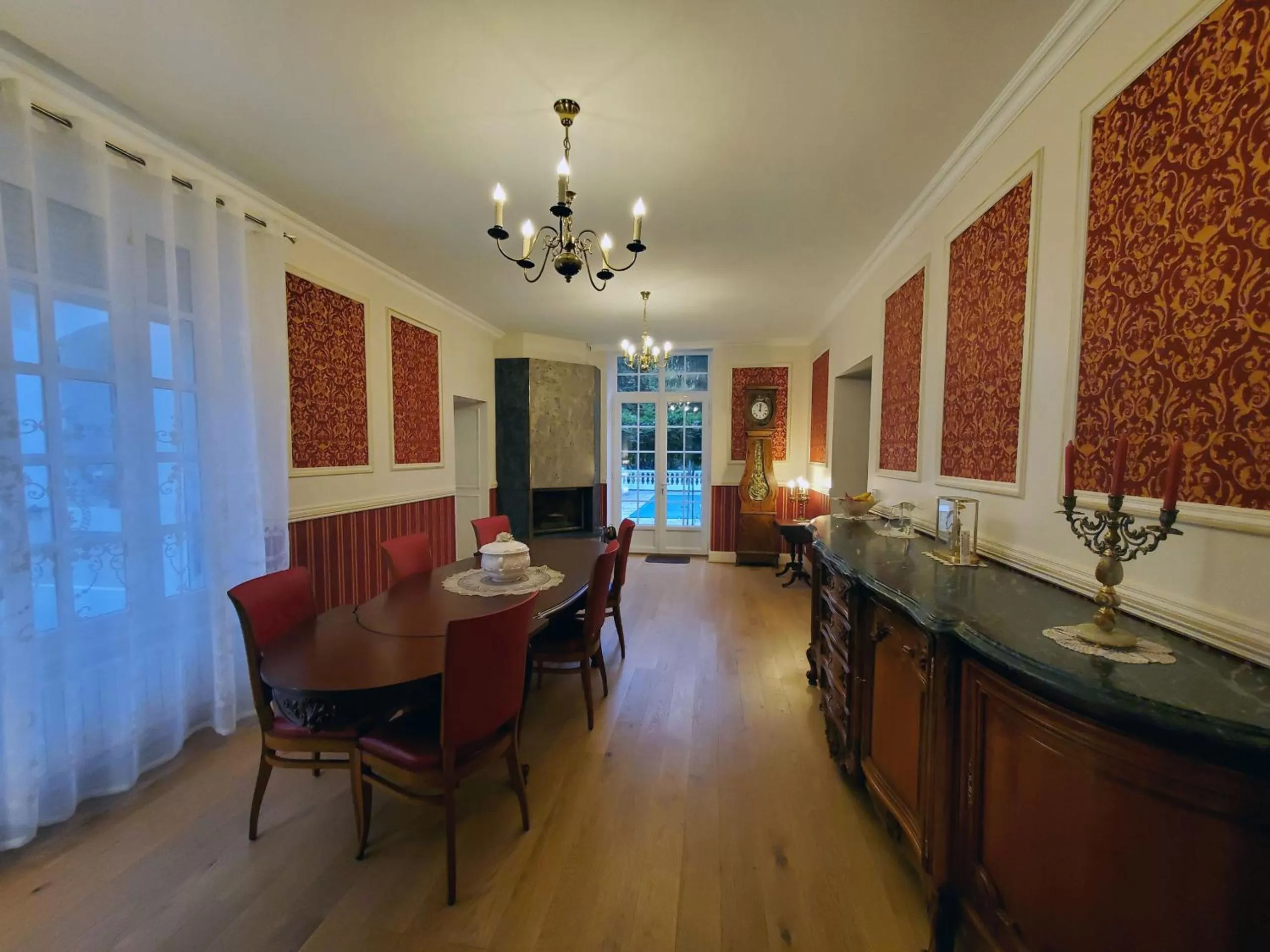 Dining area in Logis Vélès