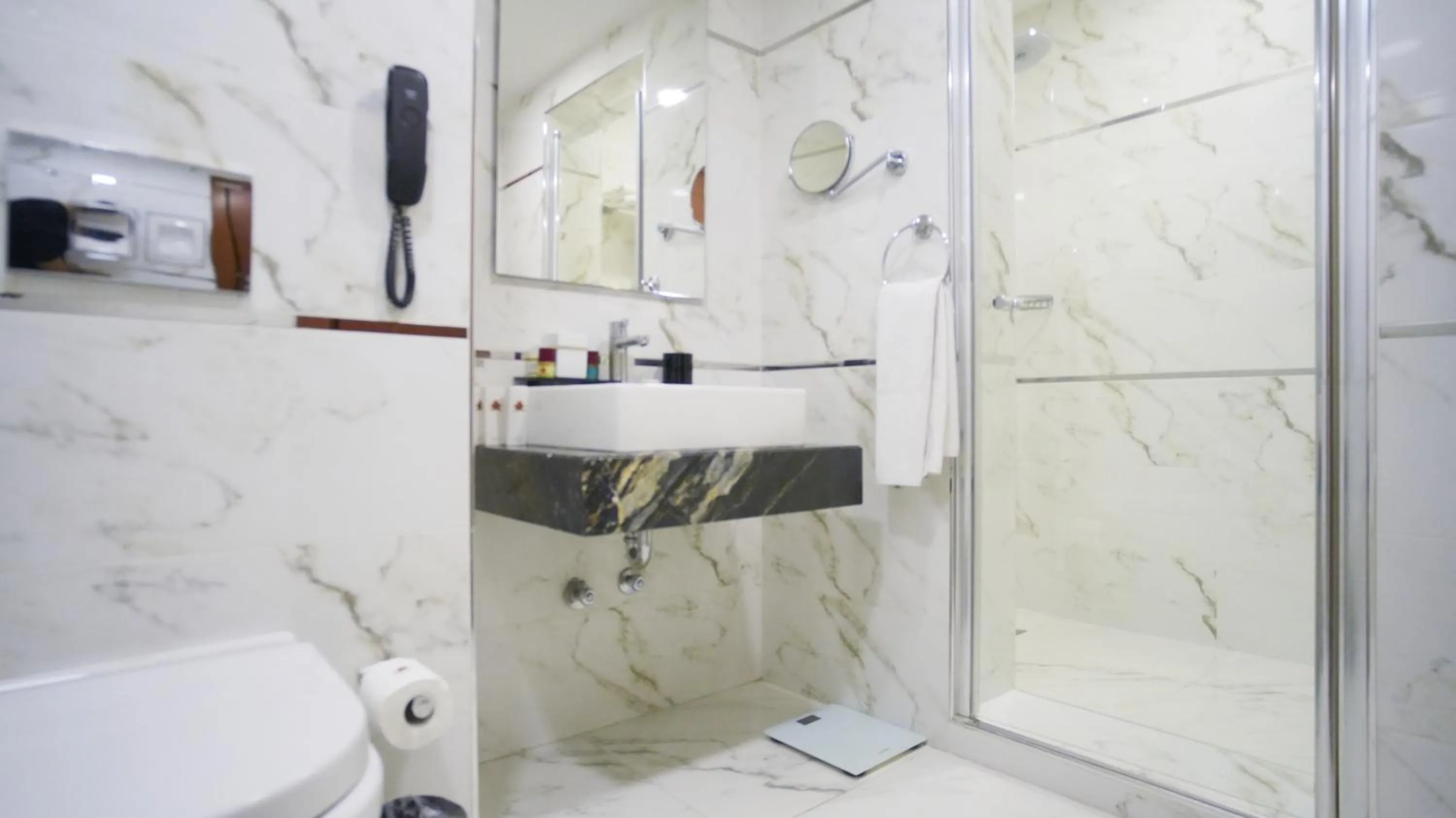 Shower in Dosso Dossi Hotels Old City