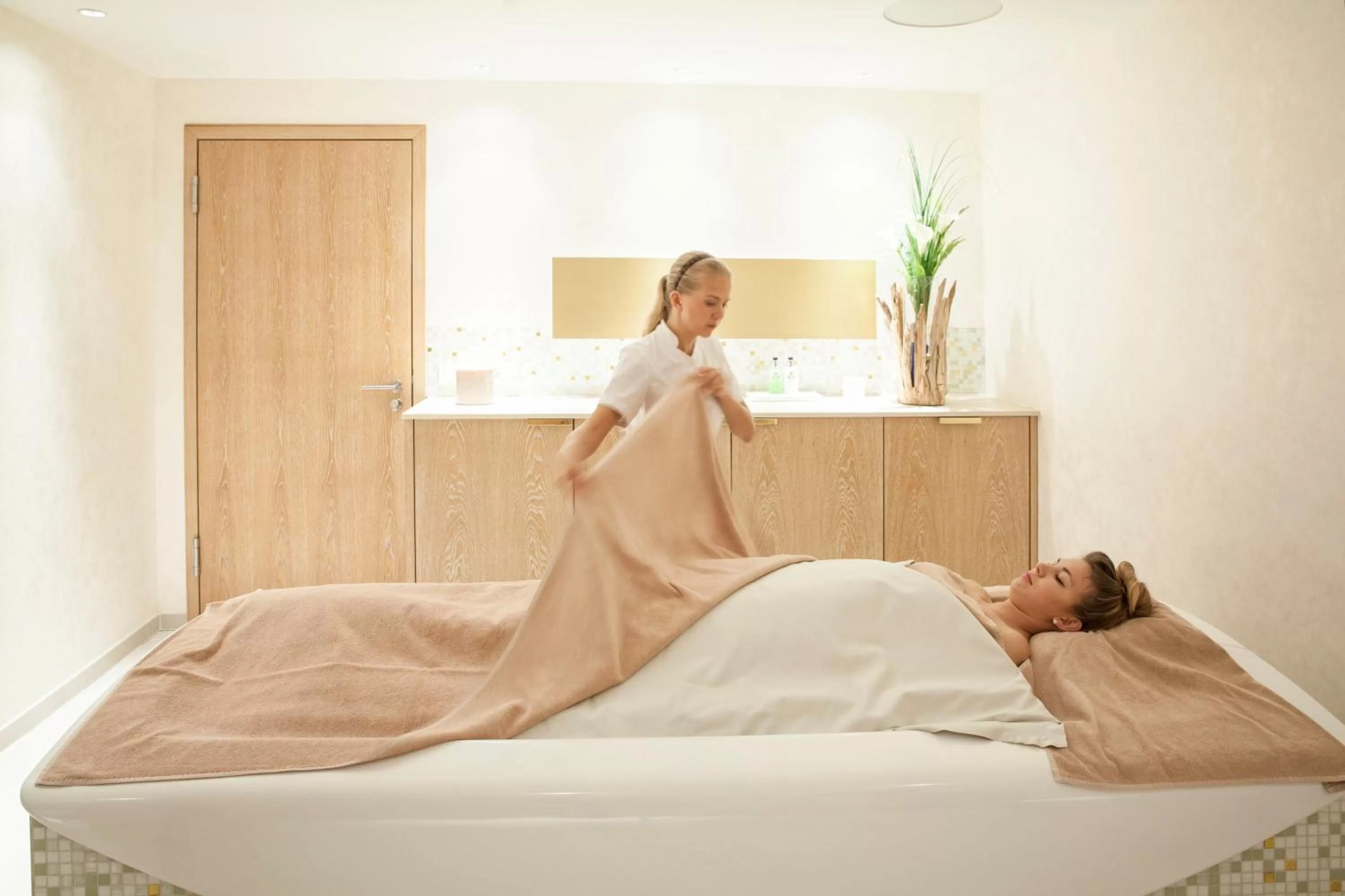 Spa and wellness centre/facilities, Bed in AlpenGold Hotel Davos