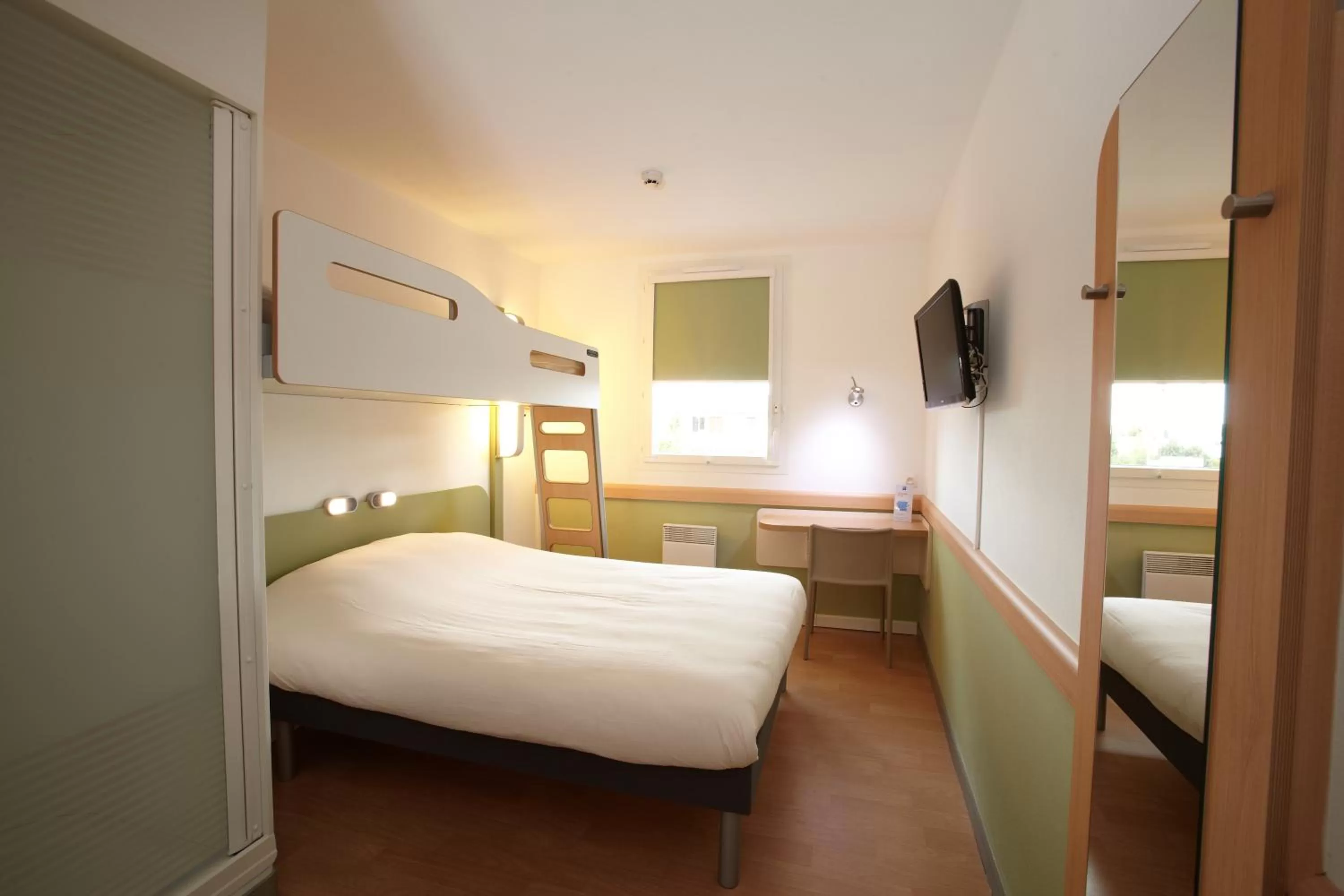 Bedroom, Bed in ibis budget Pontarlier