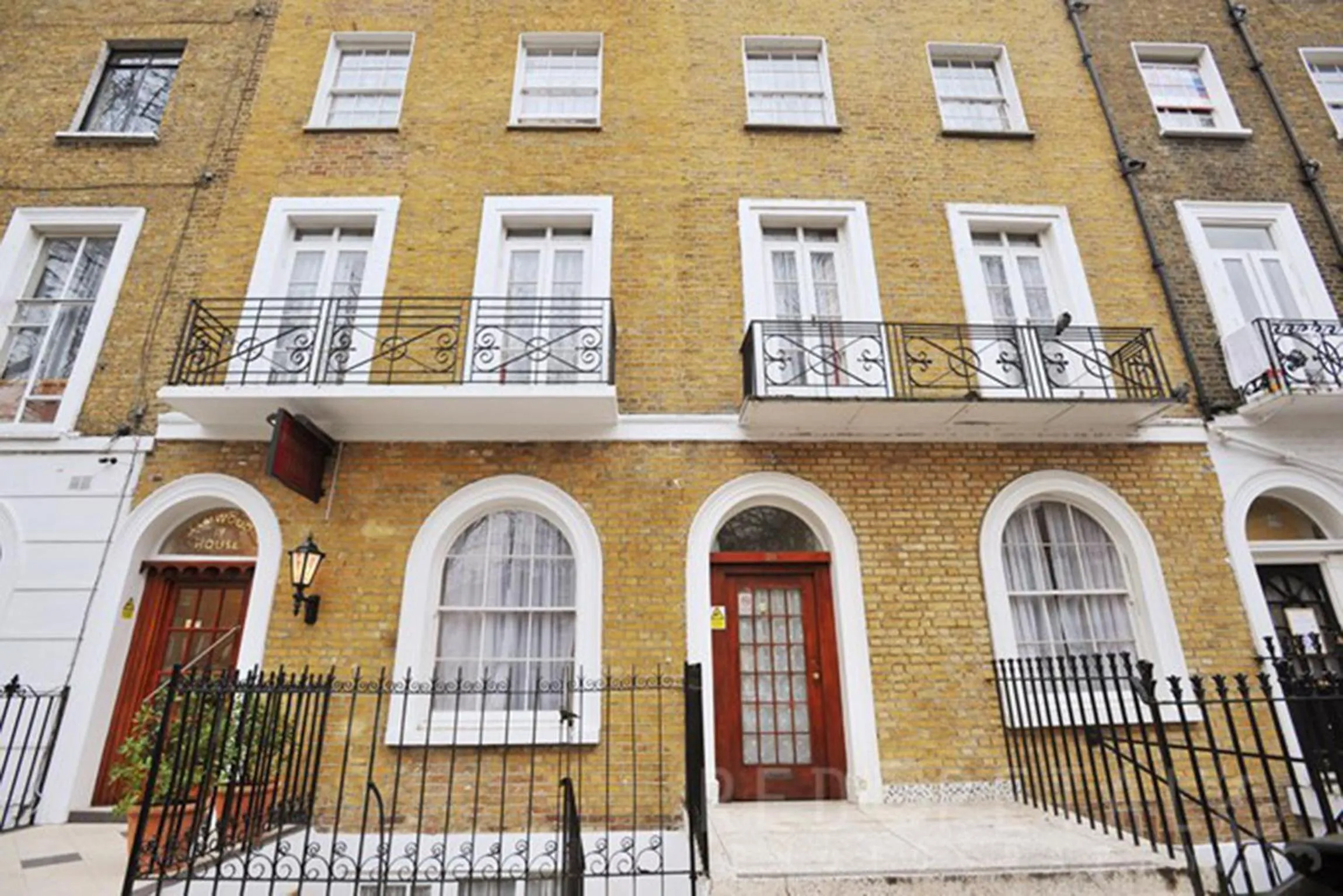 Facade/entrance in Elmwood Hotel