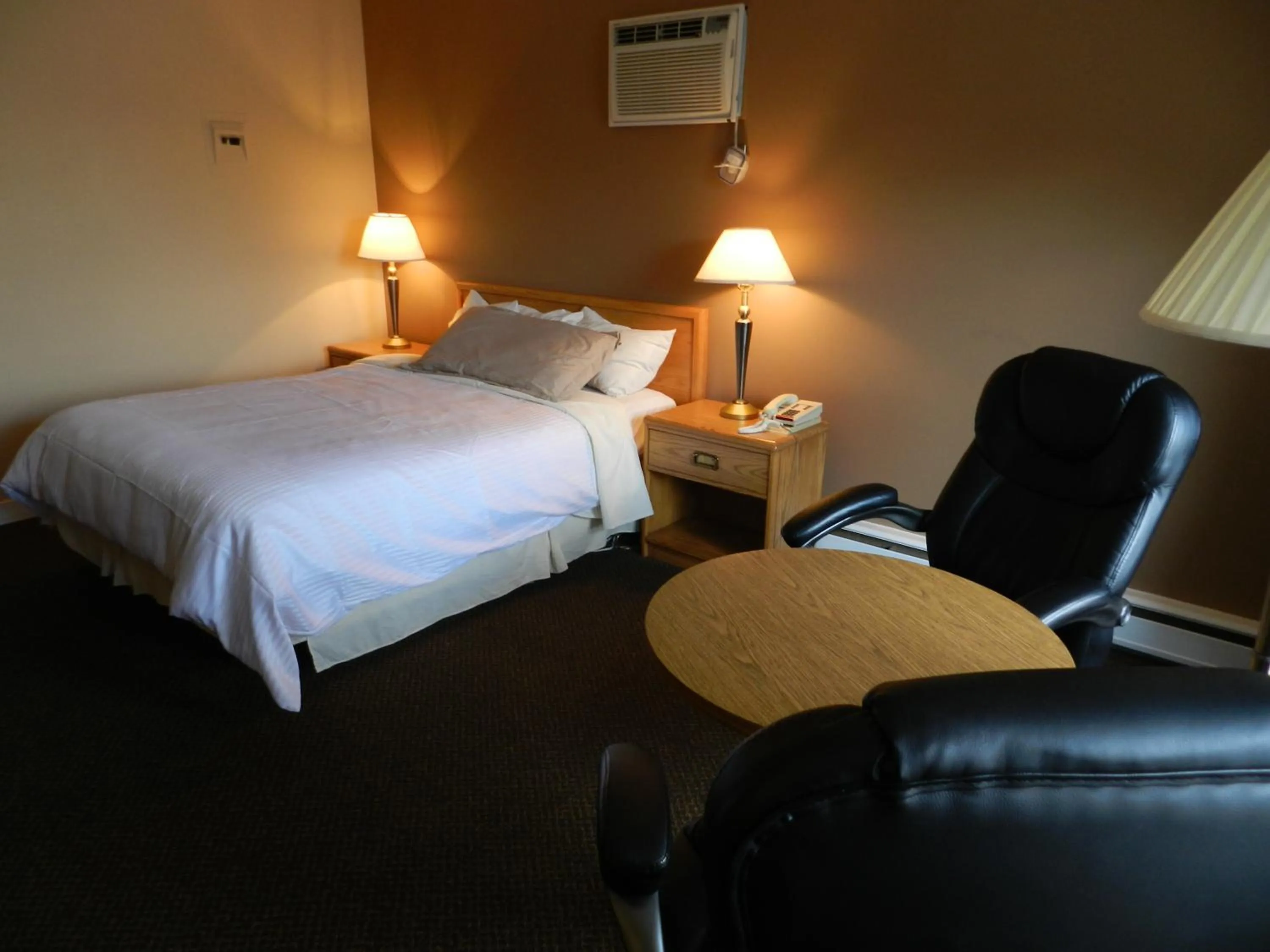 Bed in Kings Inn Near the Falls