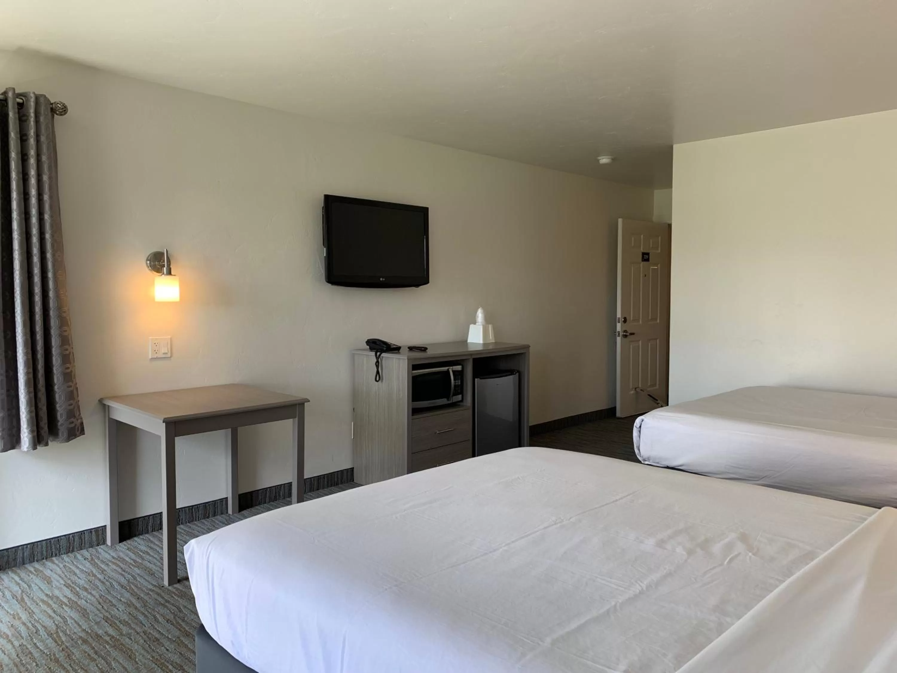 Bed in The Gunnison Inn at Dos Rios Golf Course