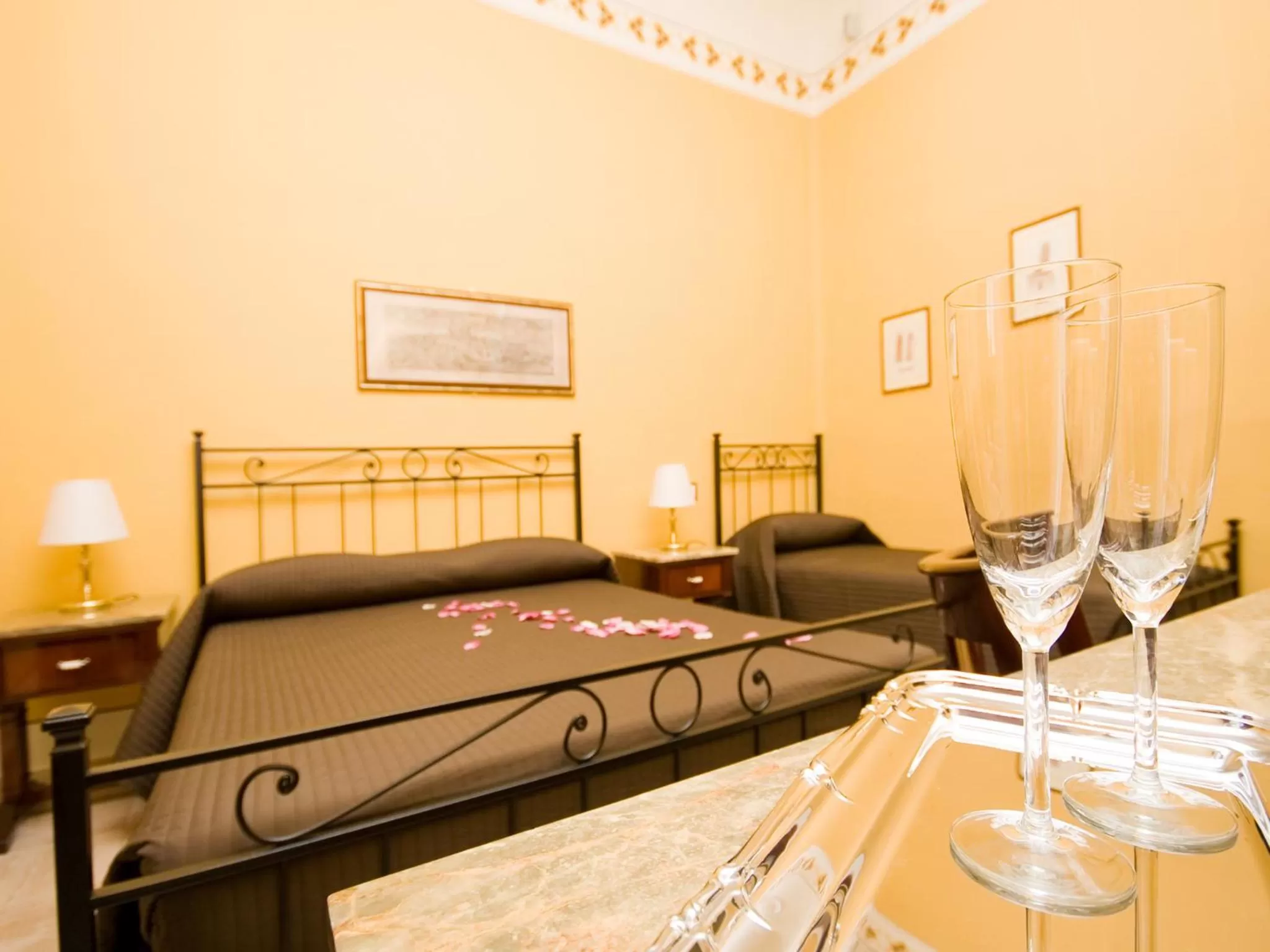 Coffee/tea facilities, Bed in Hotel Pisa Tower