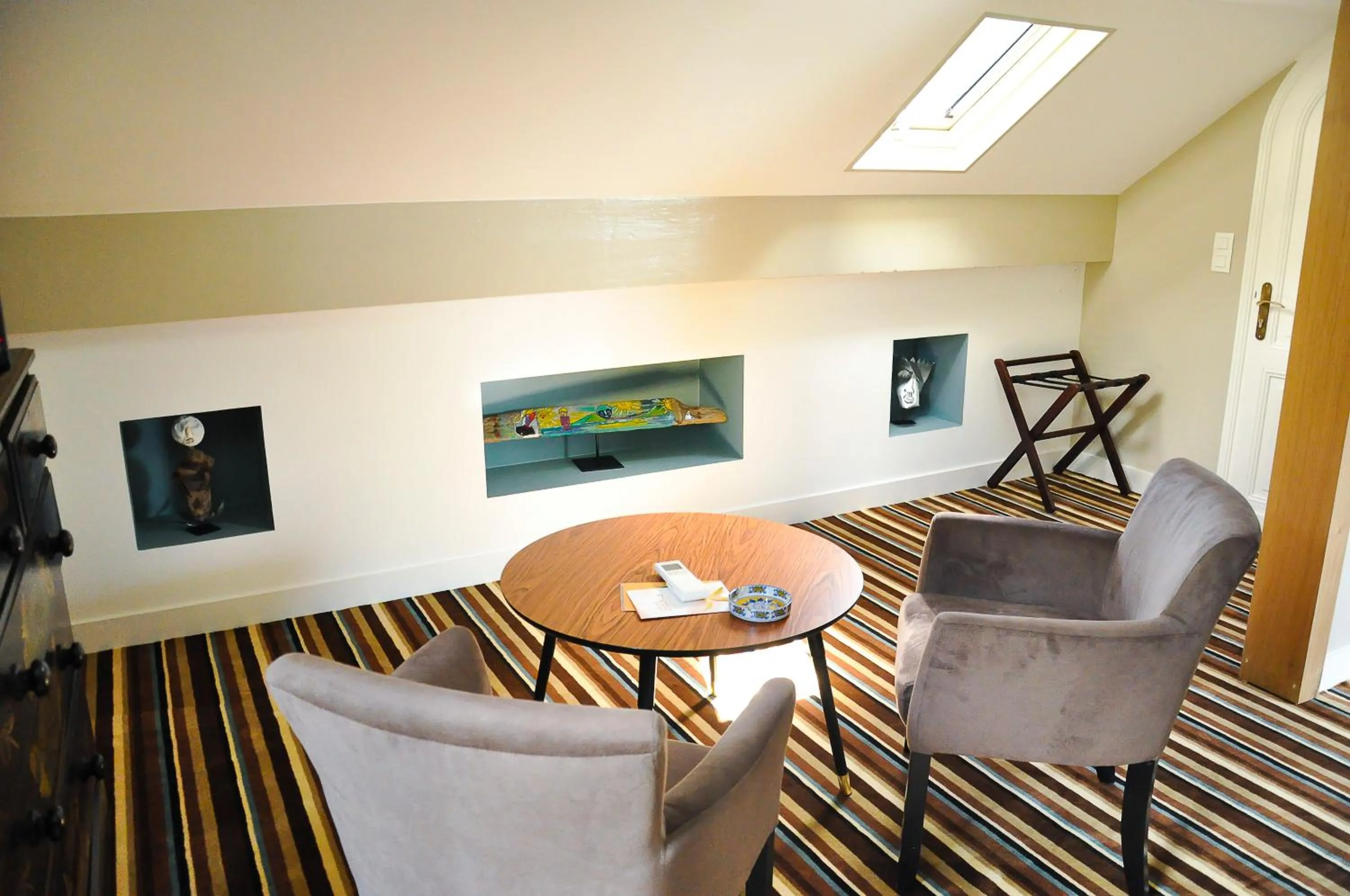 Seating area in Hôtel The Originals Résidence de Rohan (EX RELAIS DU SILENCE)