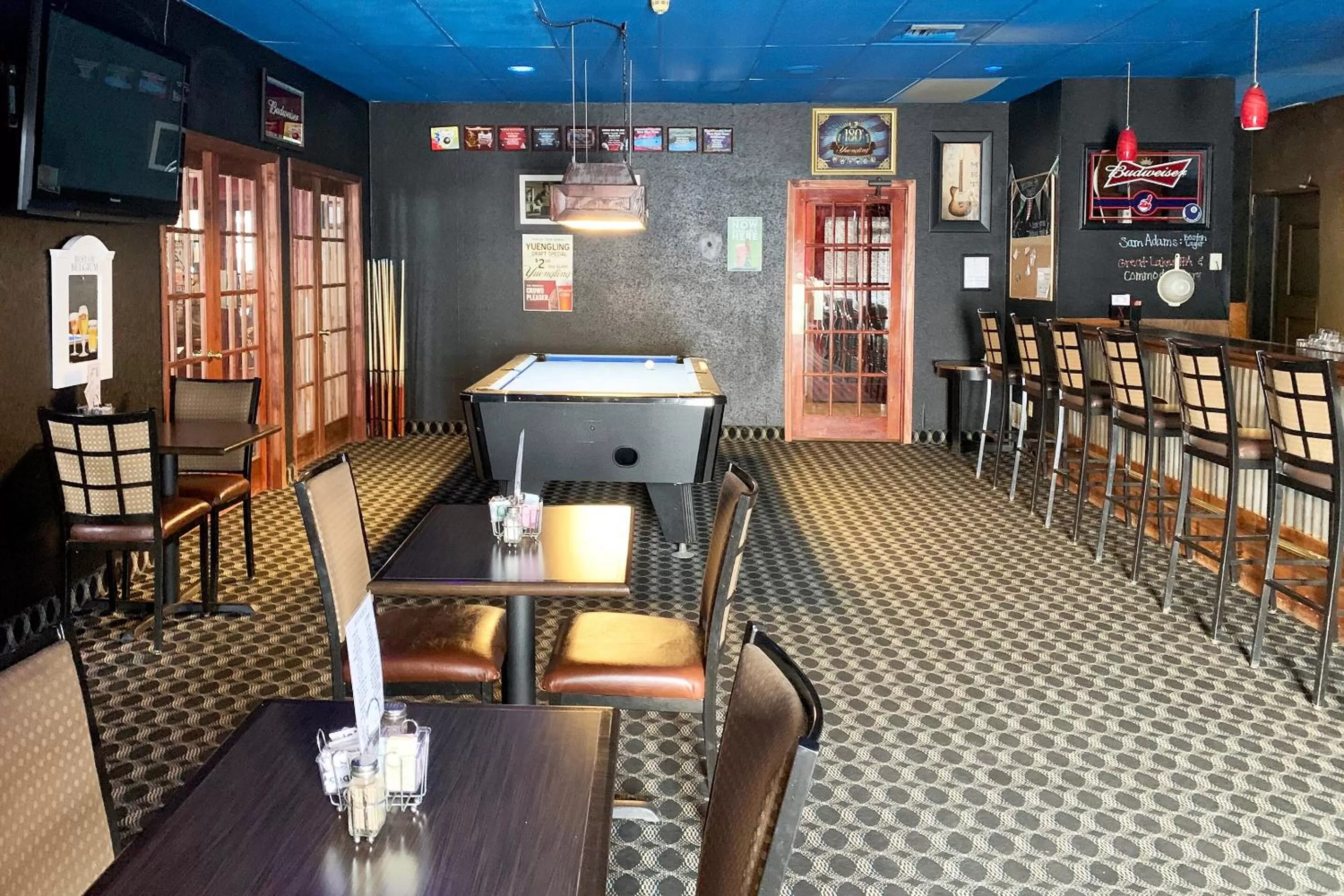 Lounge or bar in Days Inn by Wyndham Conneaut