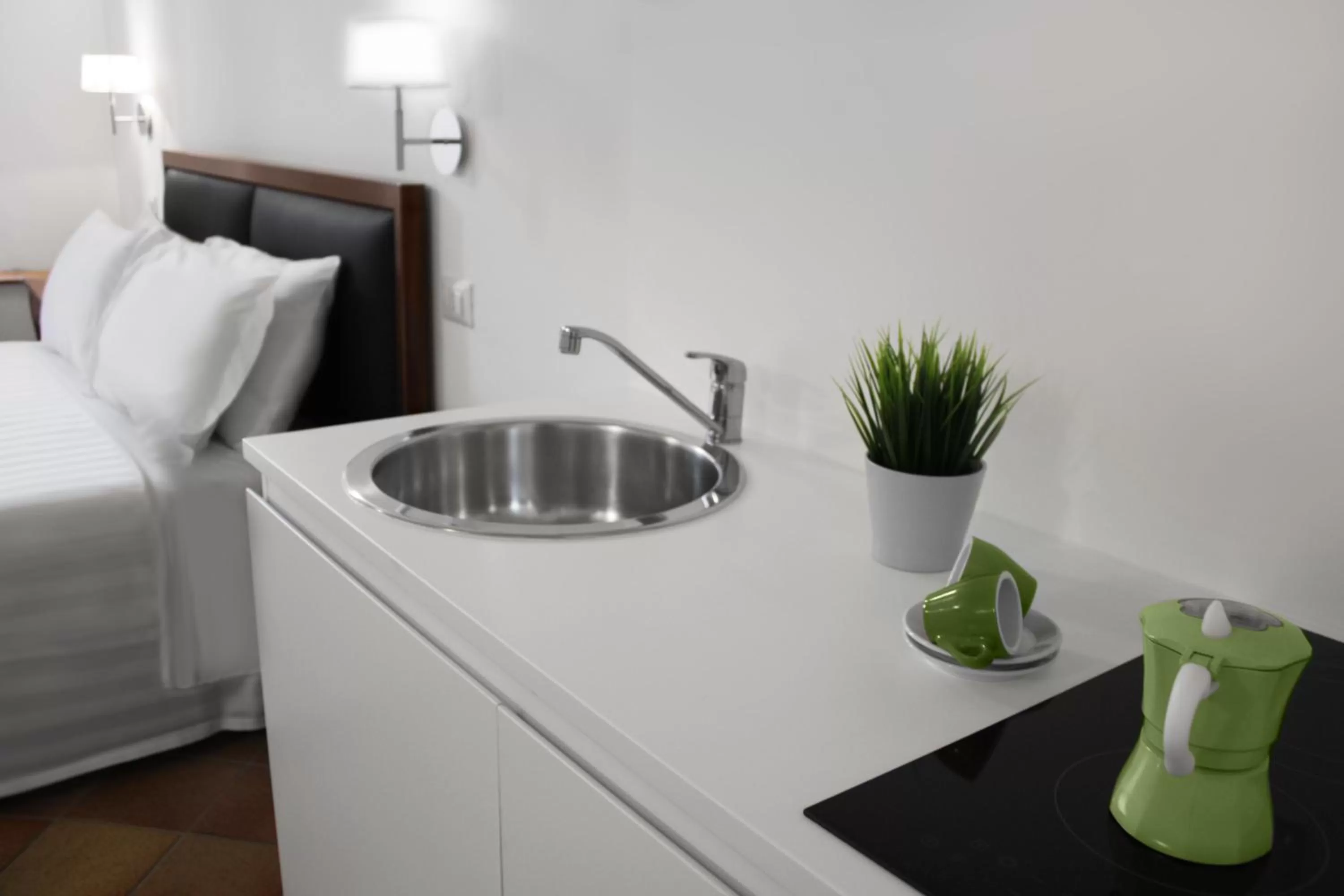 Kitchen or kitchenette, Bed in Roma Resort Colosseum
