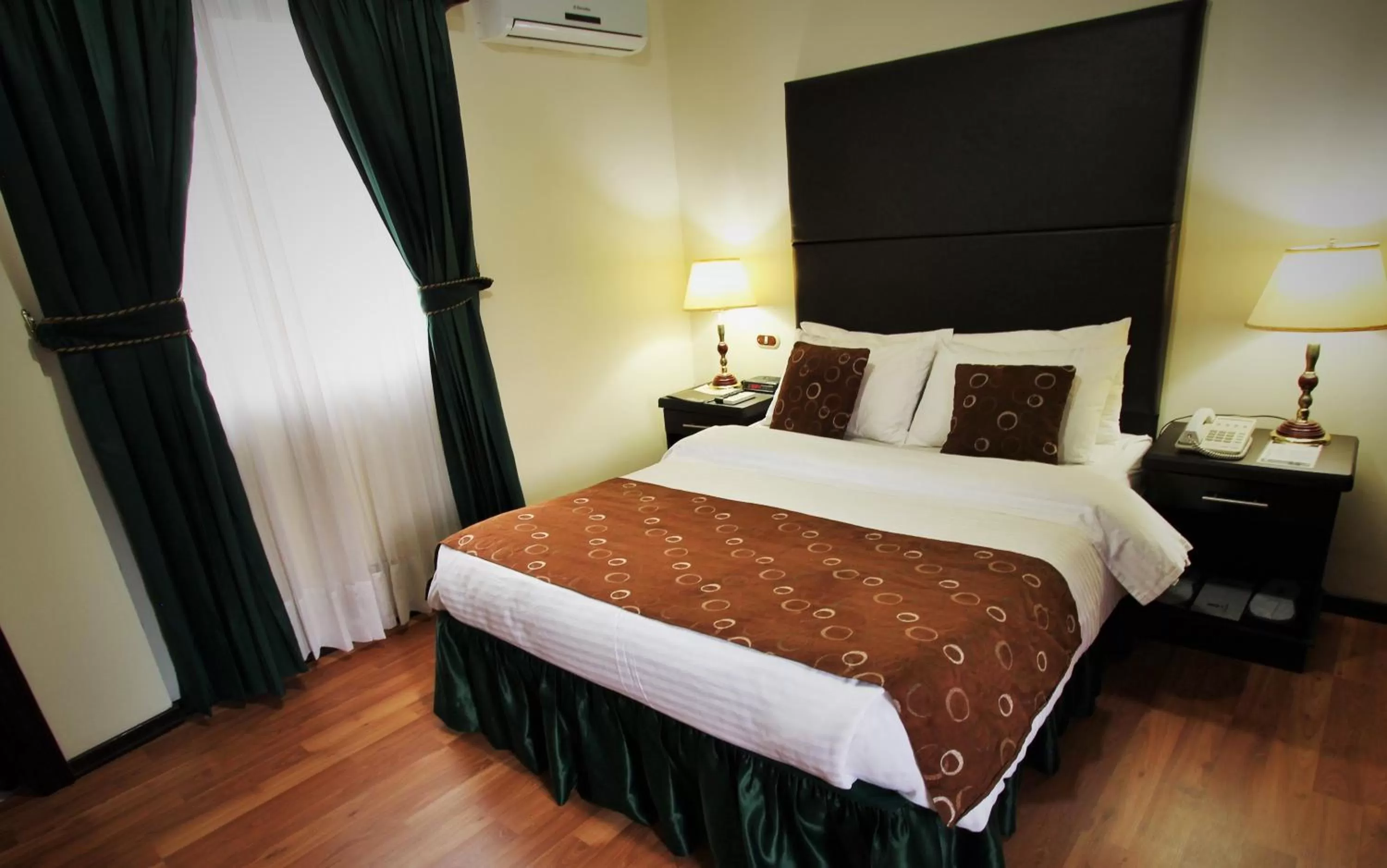 Photo of the whole room, Bed in Hotel San Fernando Real