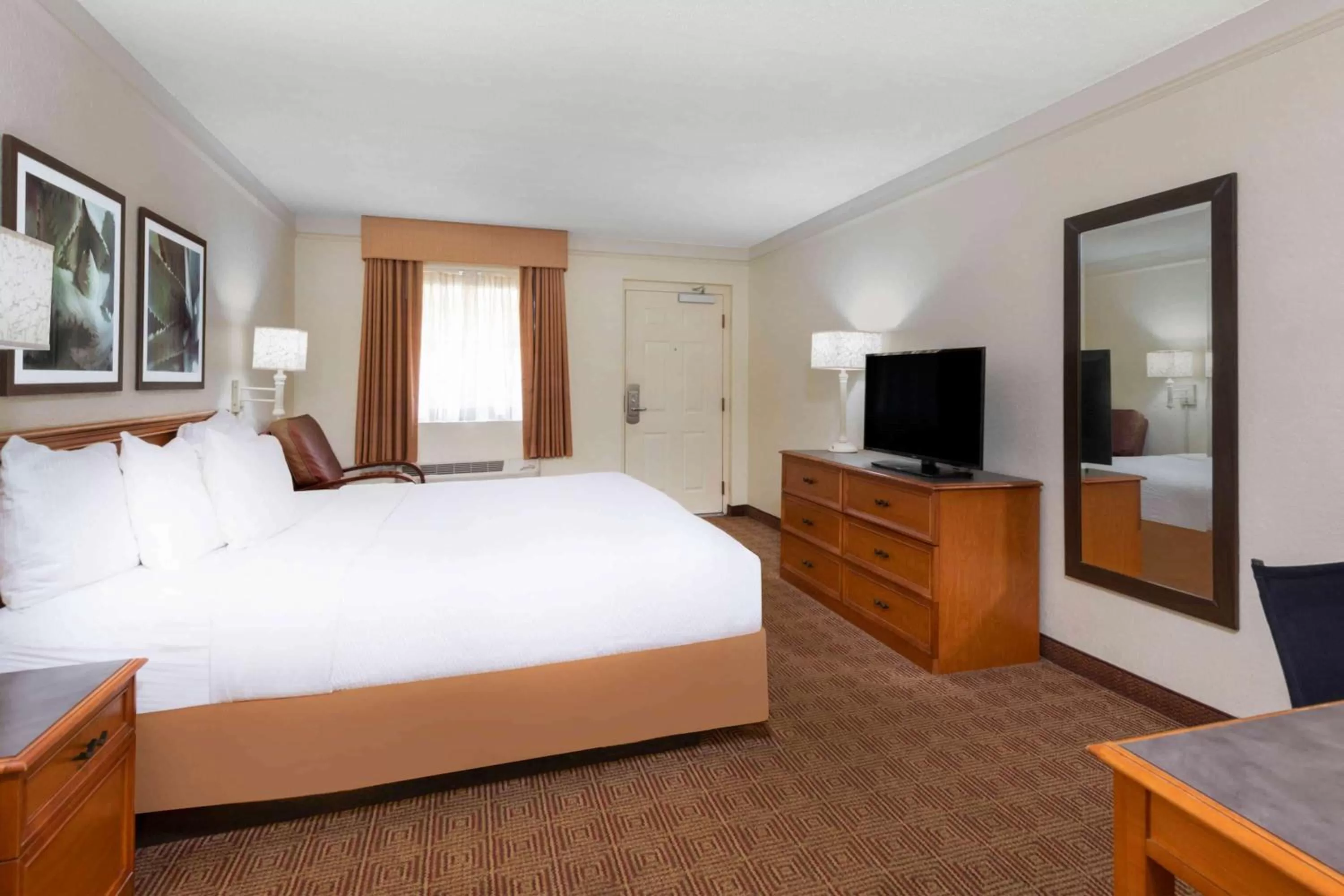 Photo of the whole room, Bed in La Quinta East Deerfield Beach - Boca Raton