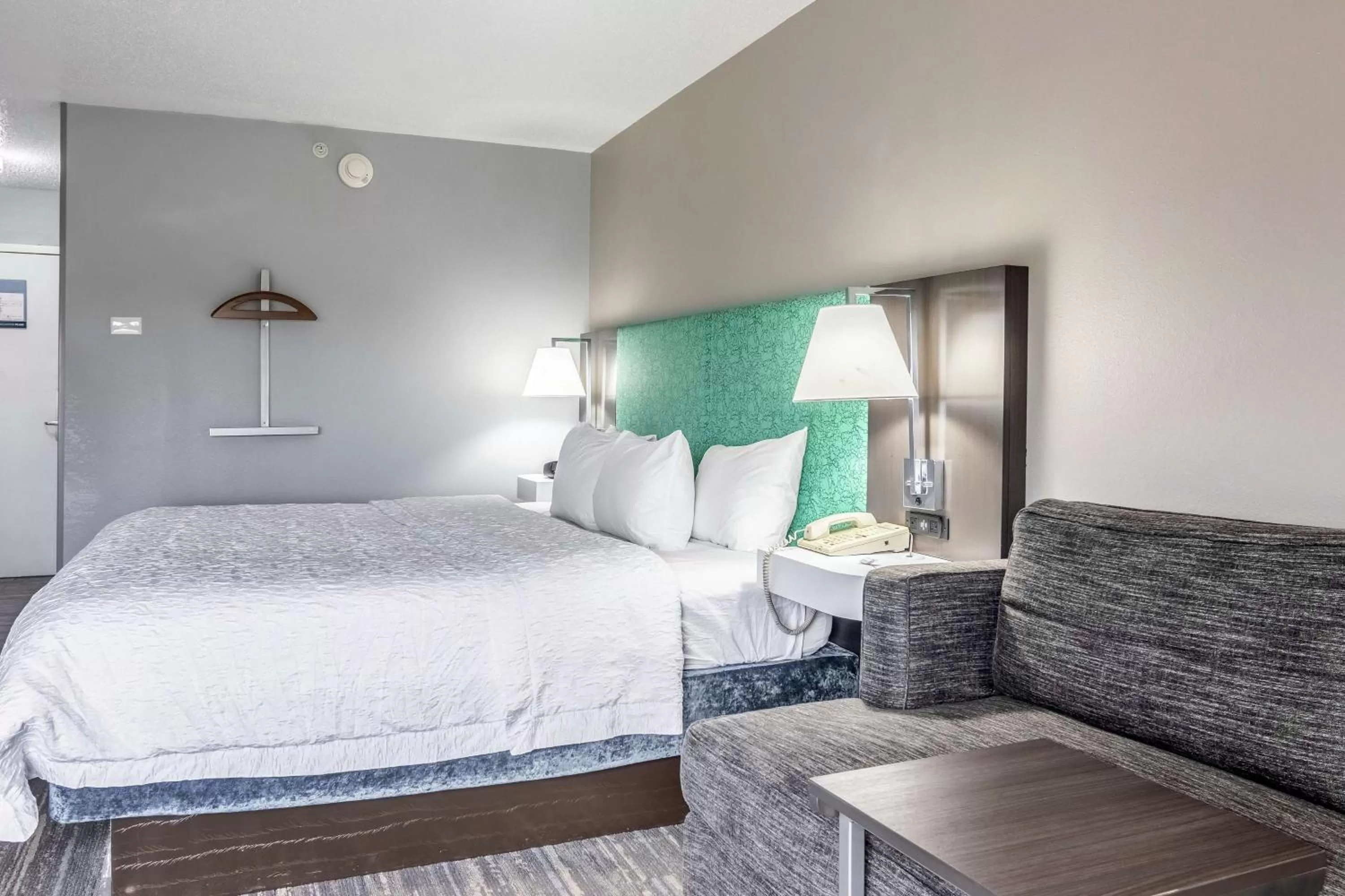 Living room, Bed in Hampton Inn Youngstown-North