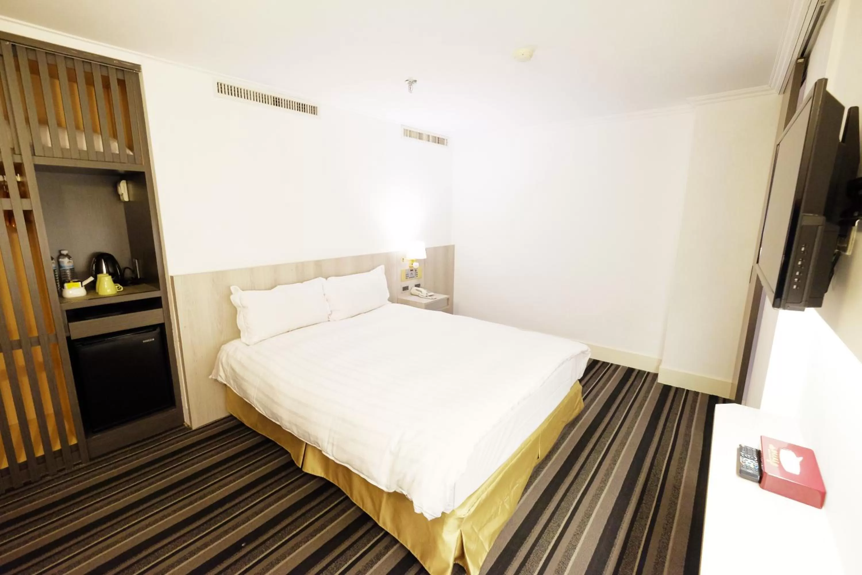 Photo of the whole room, Bed in Dynasty Hotel