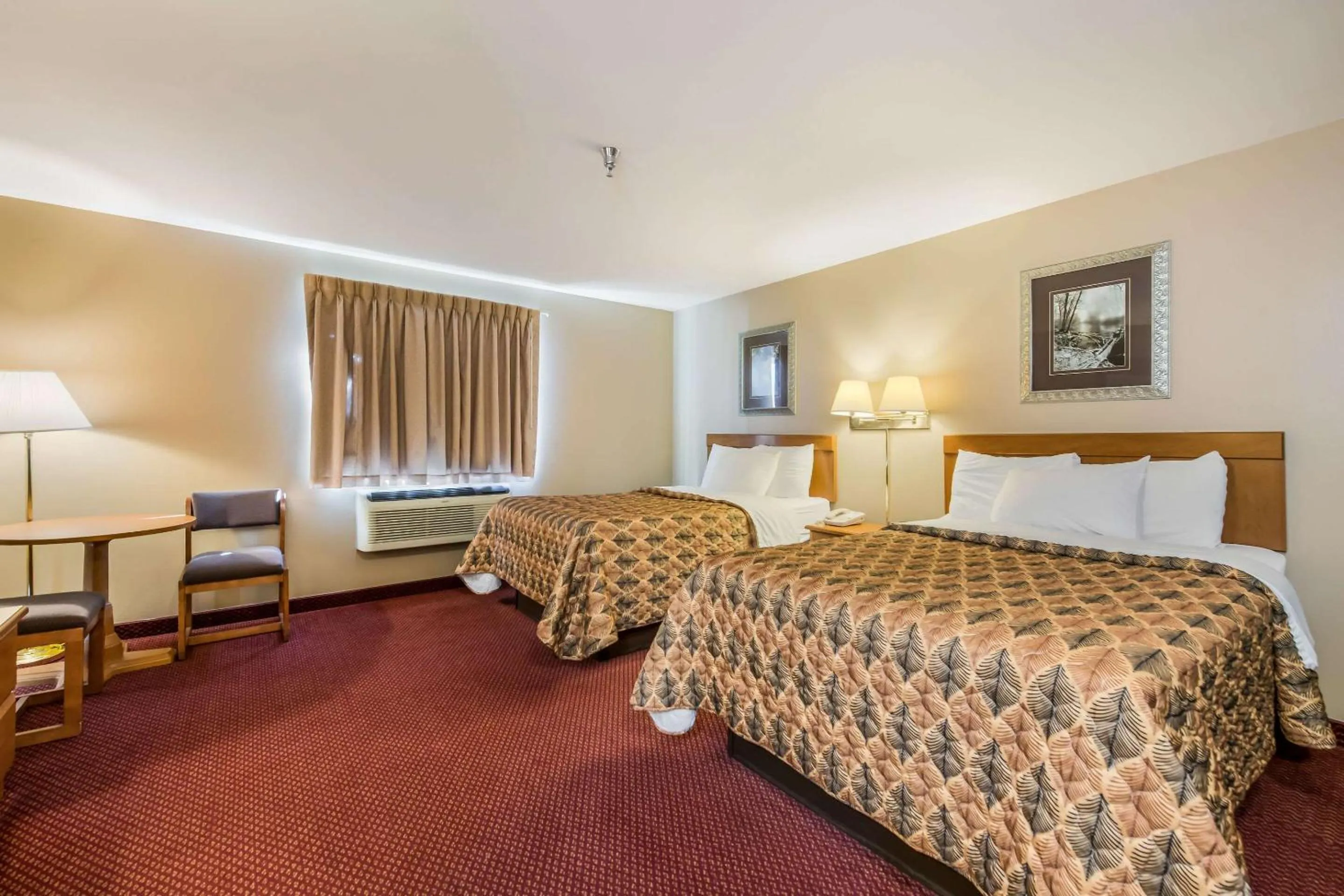 Photo of the whole room, Bed in Econo Lodge