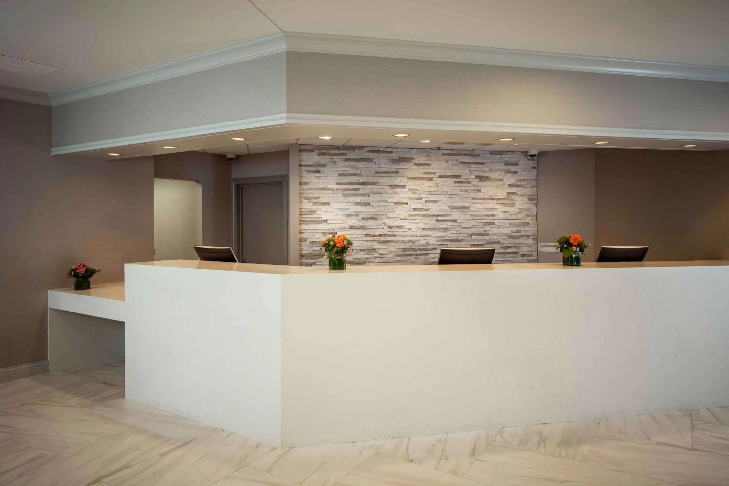 Lobby or reception in Hilton Suites Brentwood