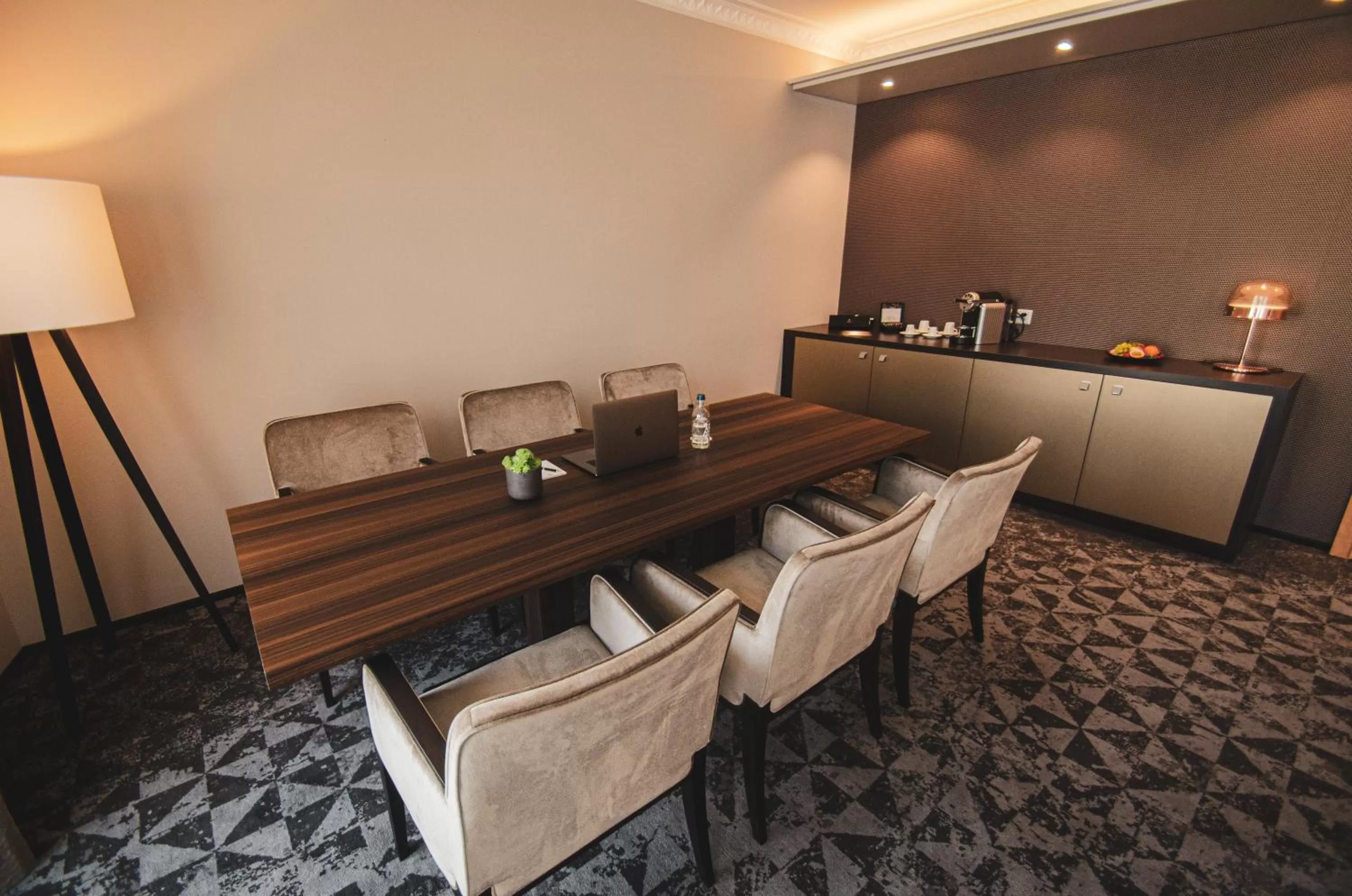 Seating area in GLANDON Rooms Elite