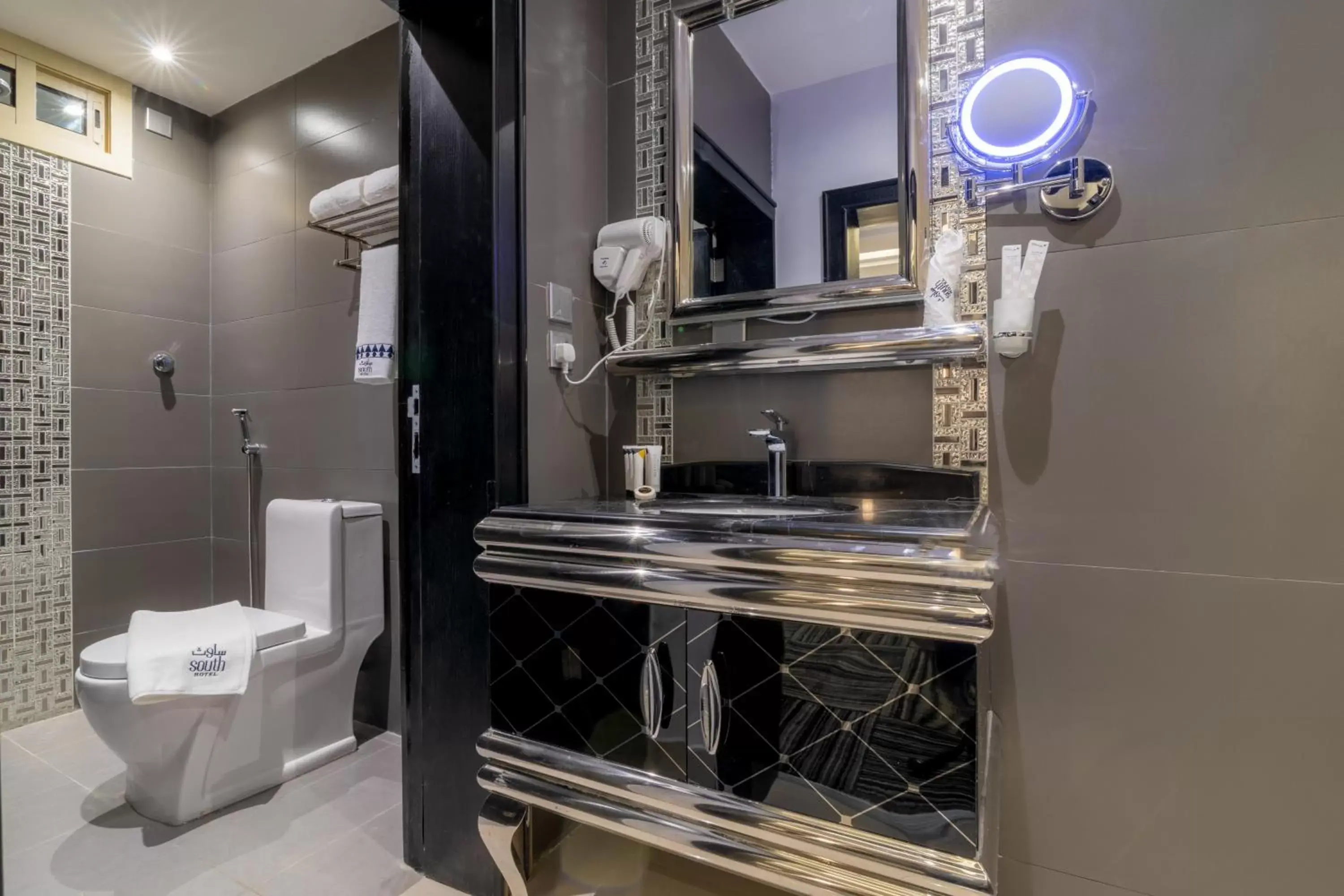 Standard King Room in South Hotel Suites Standard King Room in South Hotel Suites