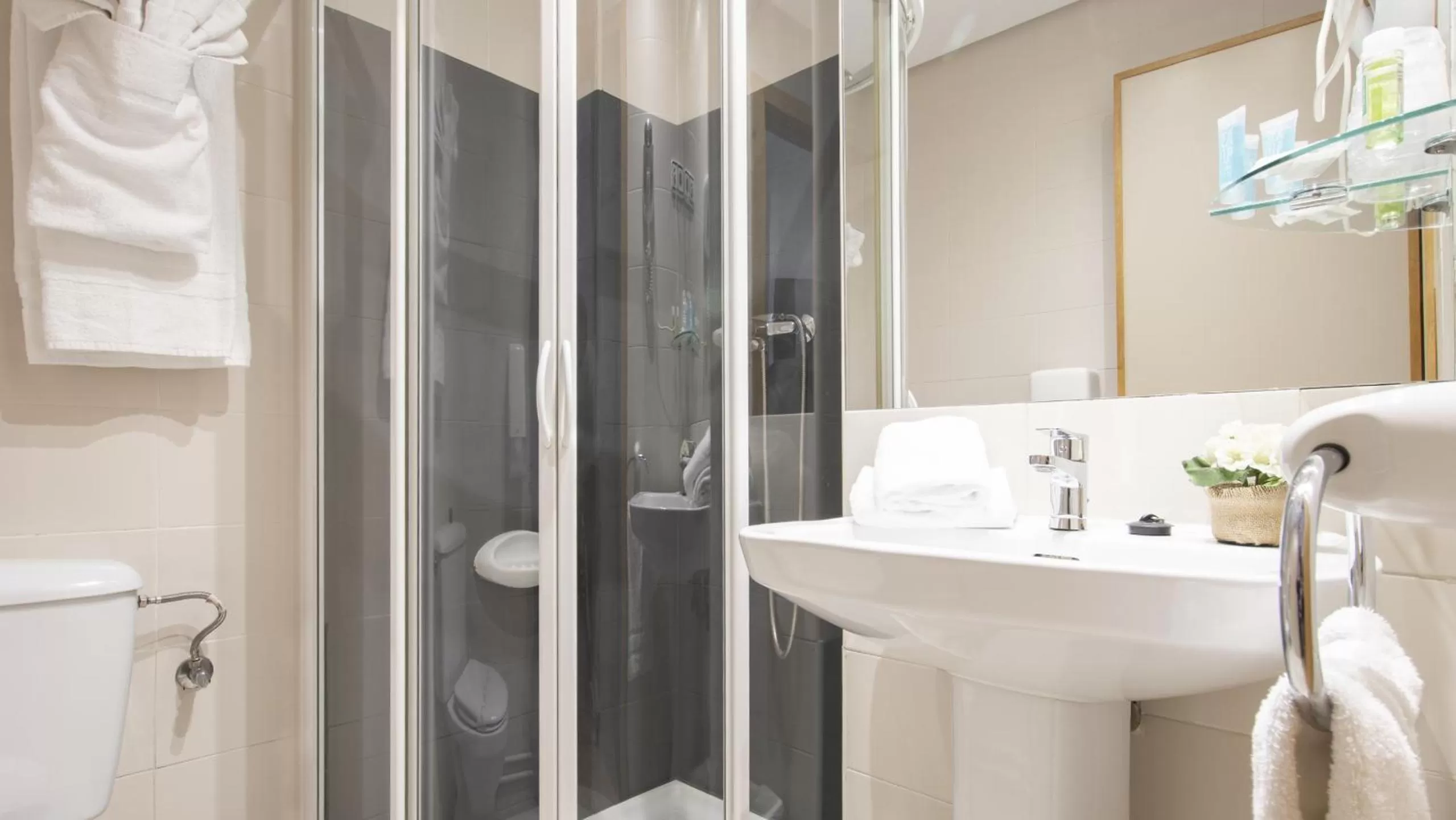 Shower in Hotel Isabel de Segura