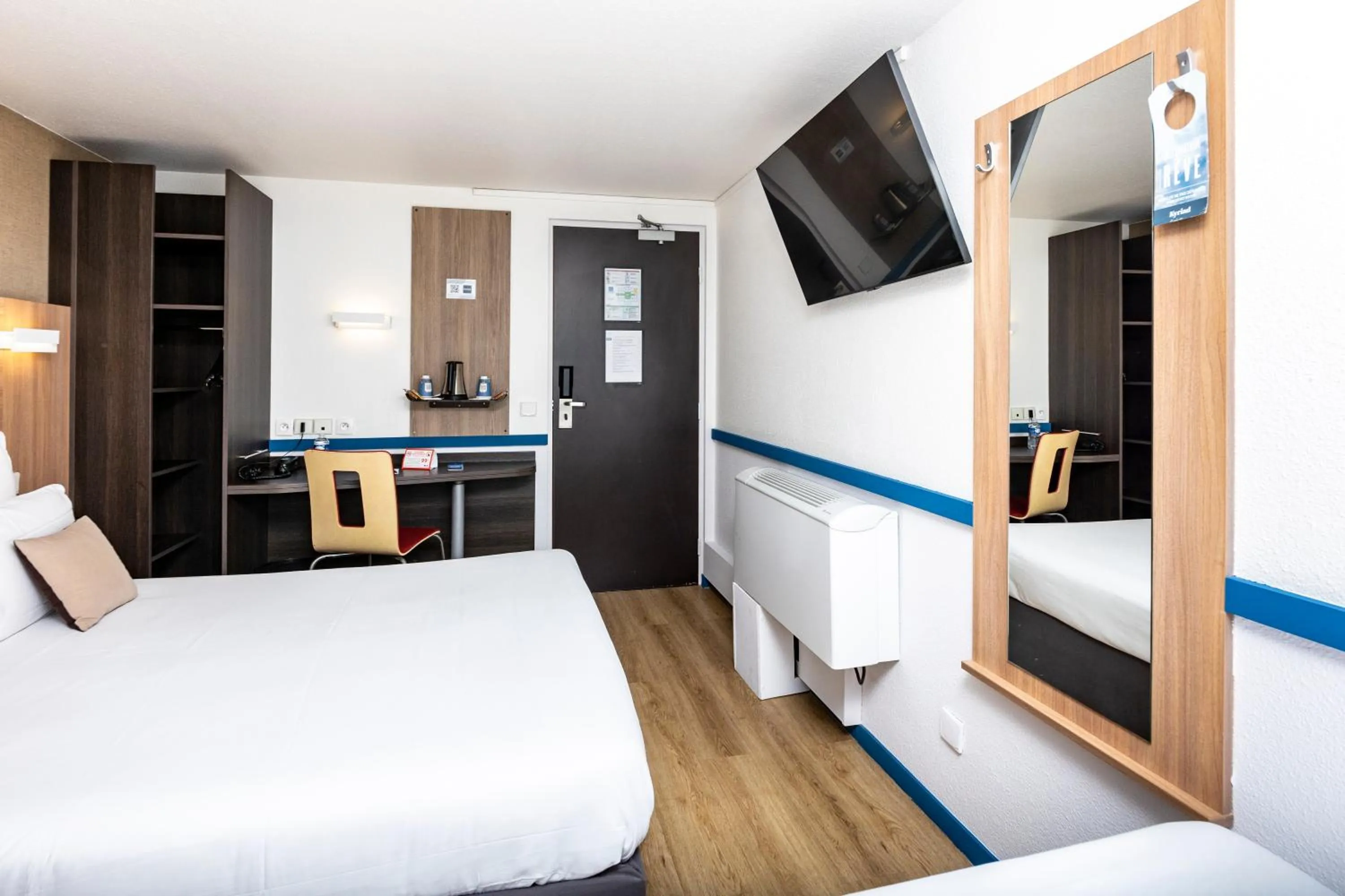 Bedroom in Kyriad Paris Ouest - Colombes