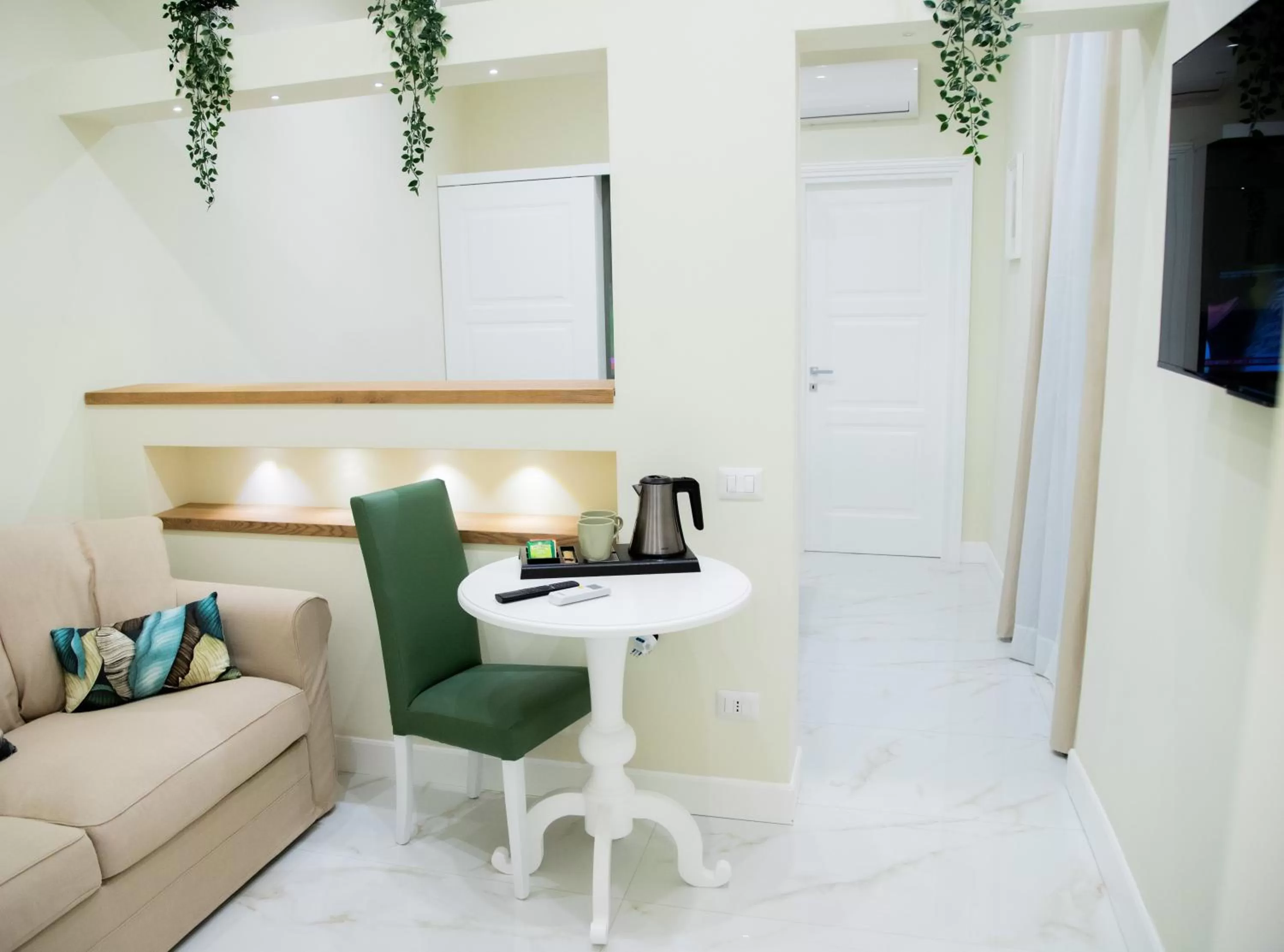 TV and multimedia, Seating Area in Gentile Suite