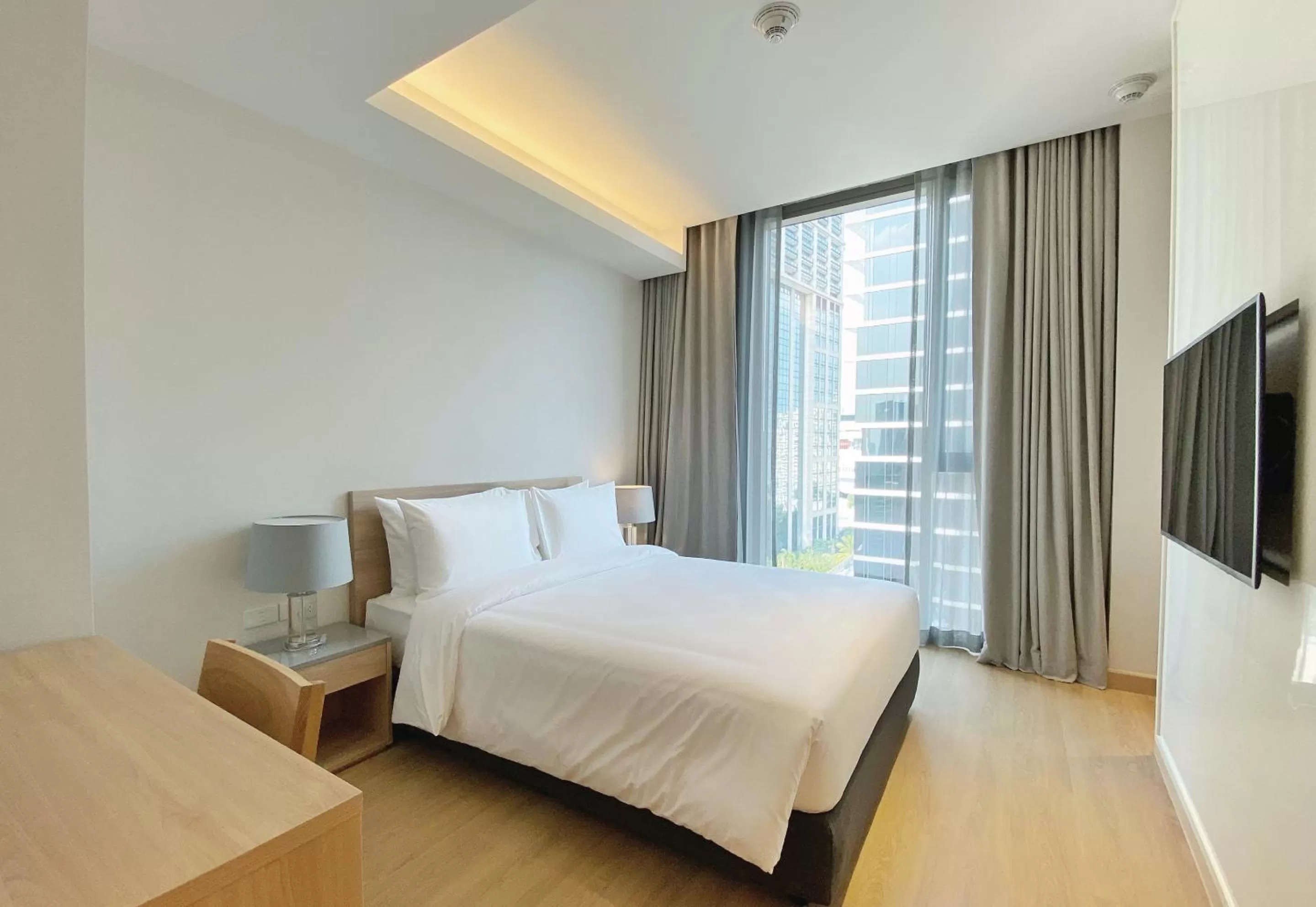 Bed in Oakwood Suites Bangkok
