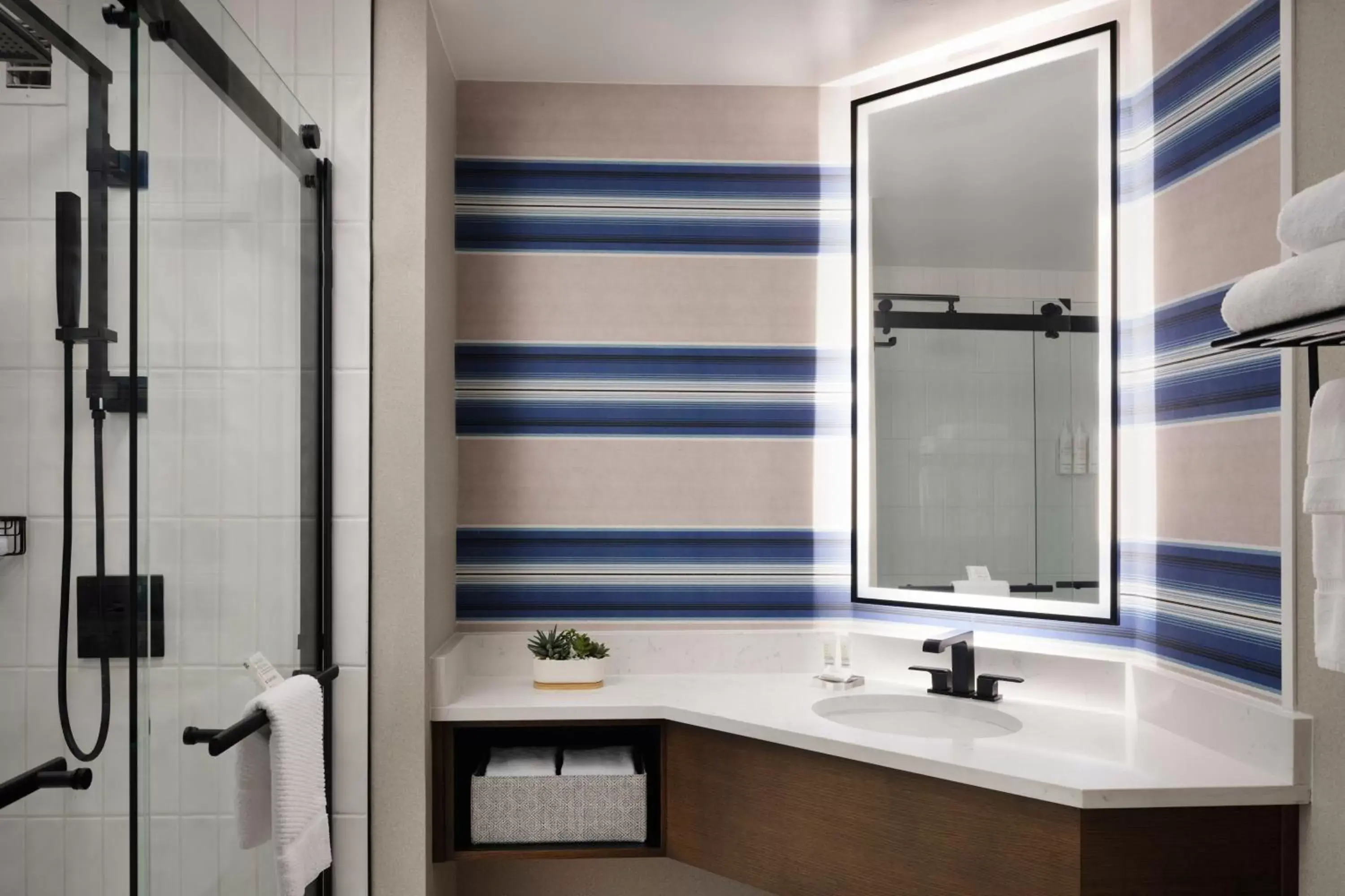 Deluxe King Room - High Floor in Austin Marriott South Deluxe King Room - High Floor in Austin Marriott South