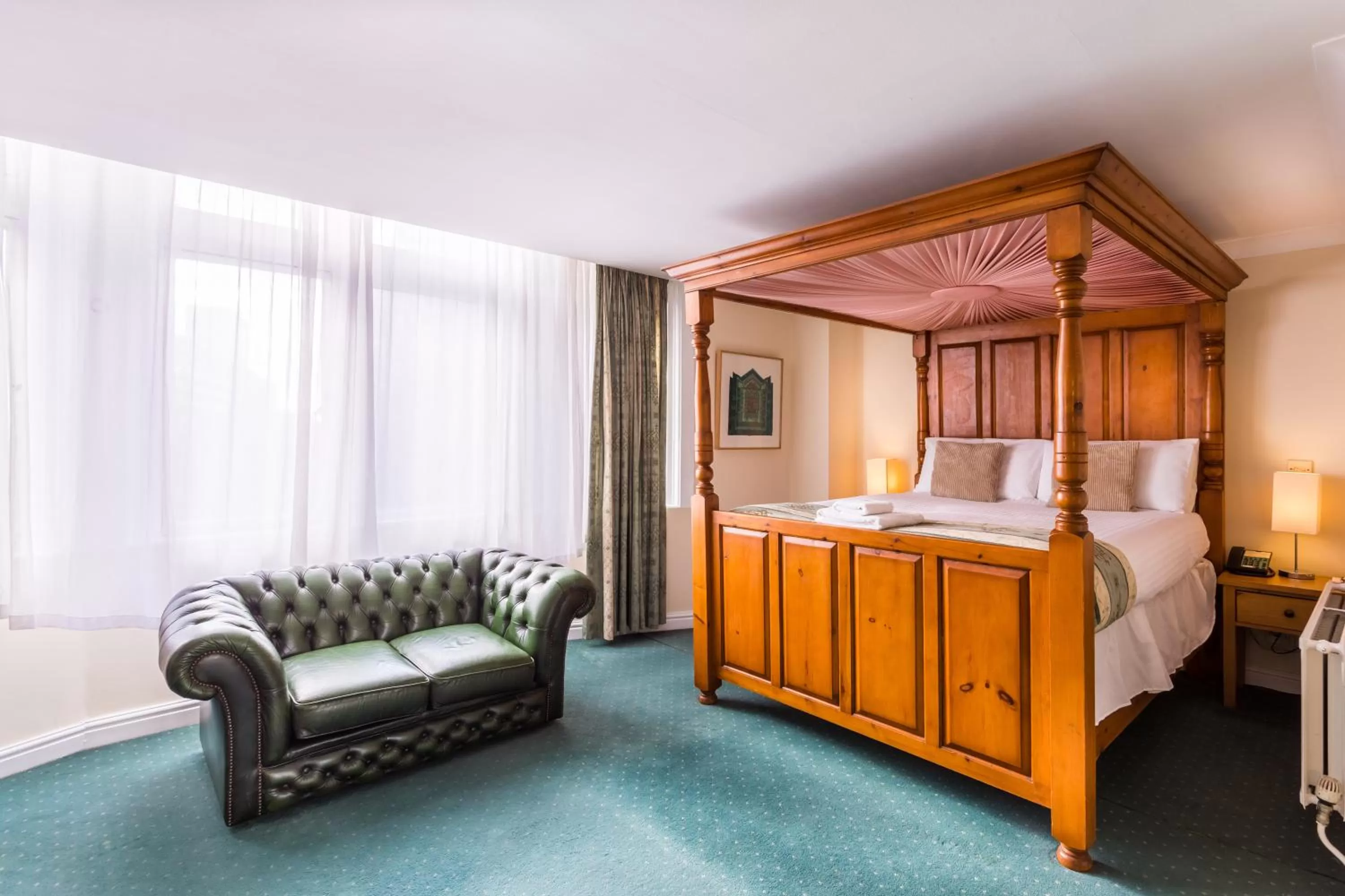 Day, Bed in The Gardens Hotel