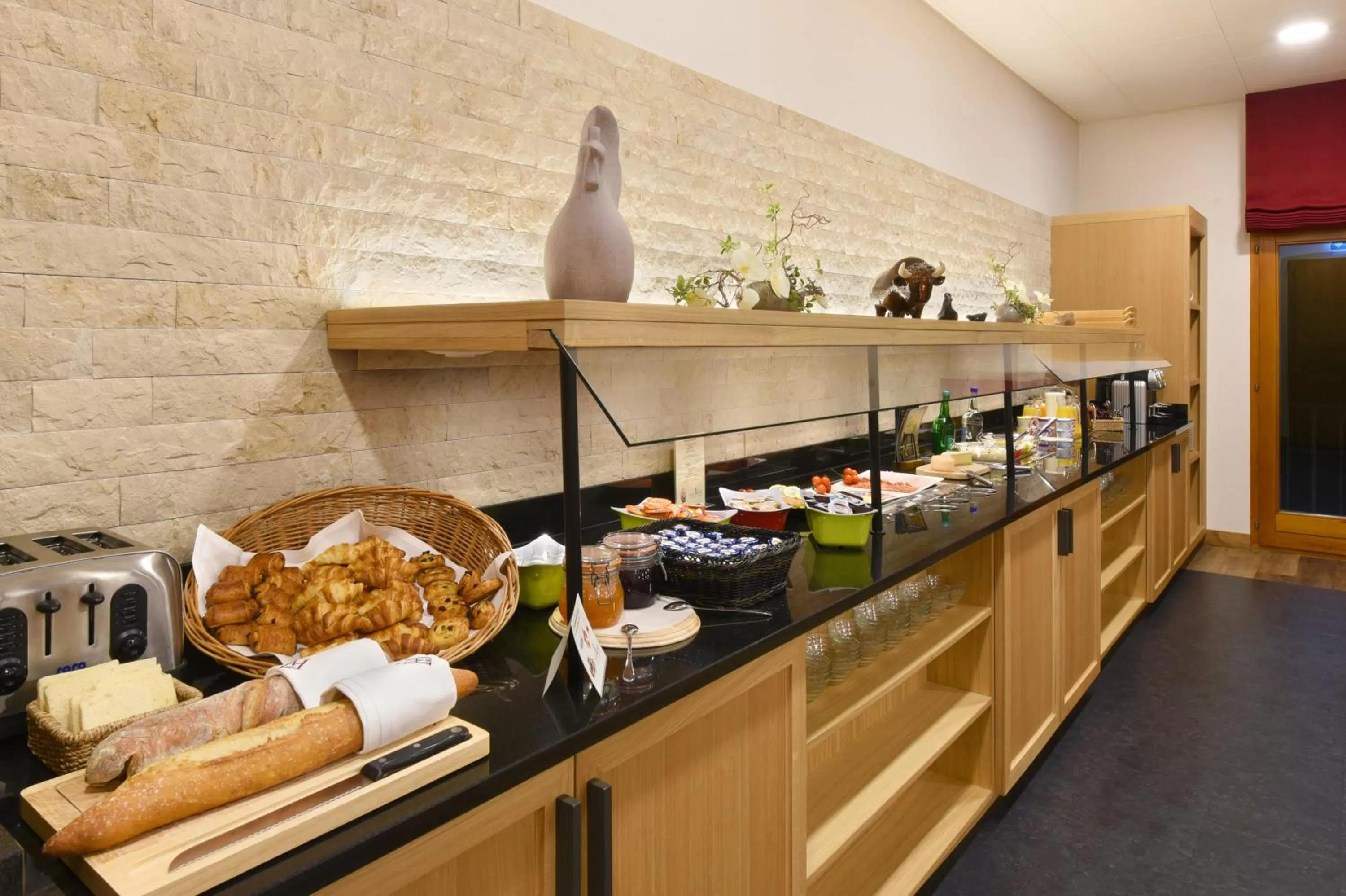 Buffet breakfast in Hôtel des Vignes