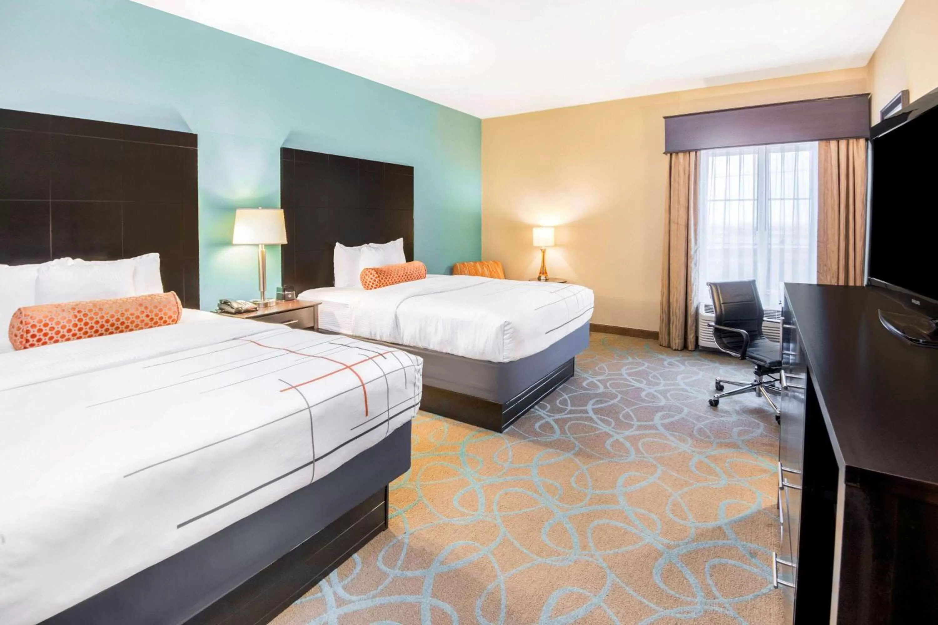 Photo of the whole room, Bed in La Quinta by Wyndham Clinton Historic Route 66