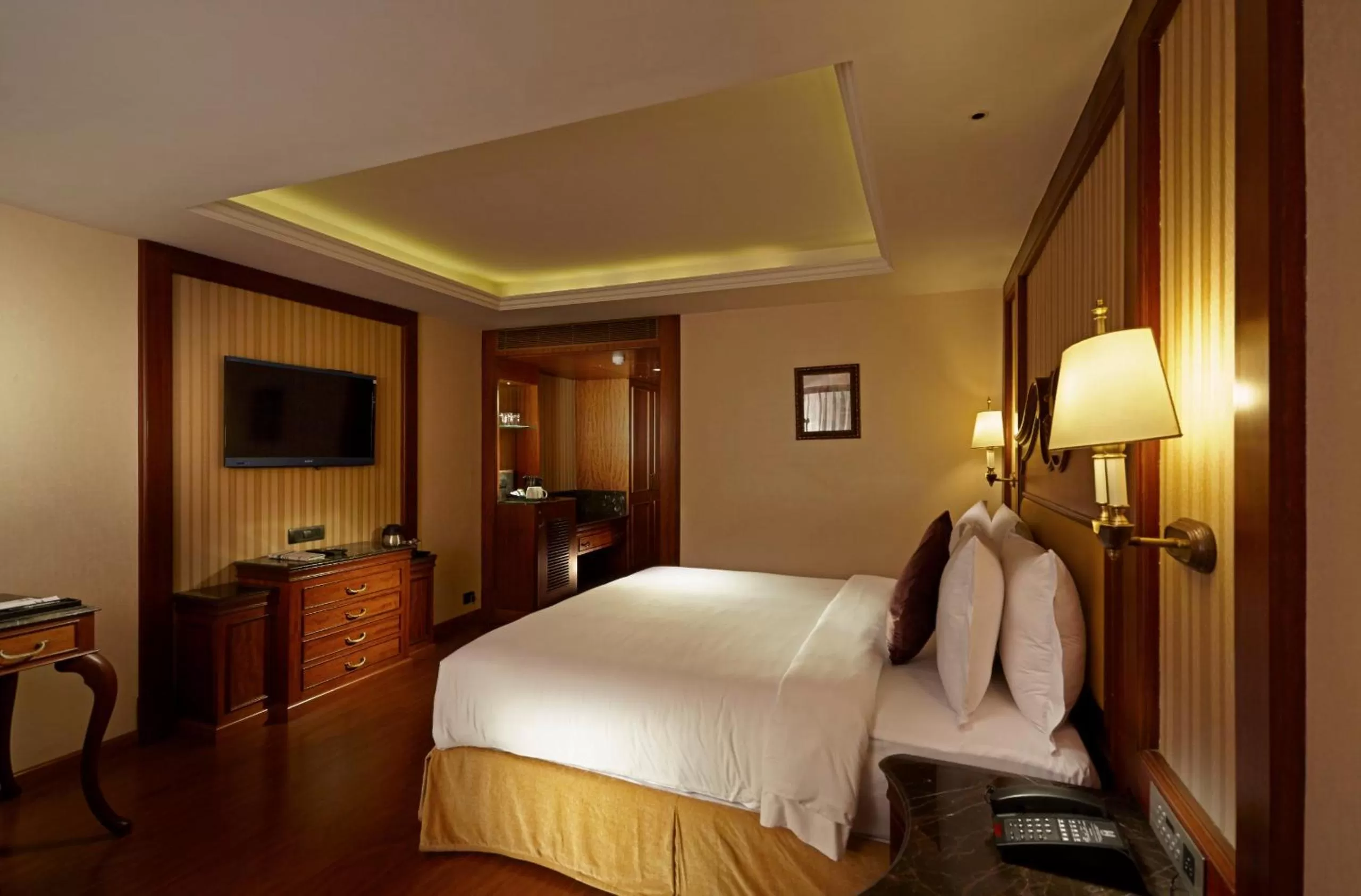 Photo of the whole room, Bed in Hablis Chennai