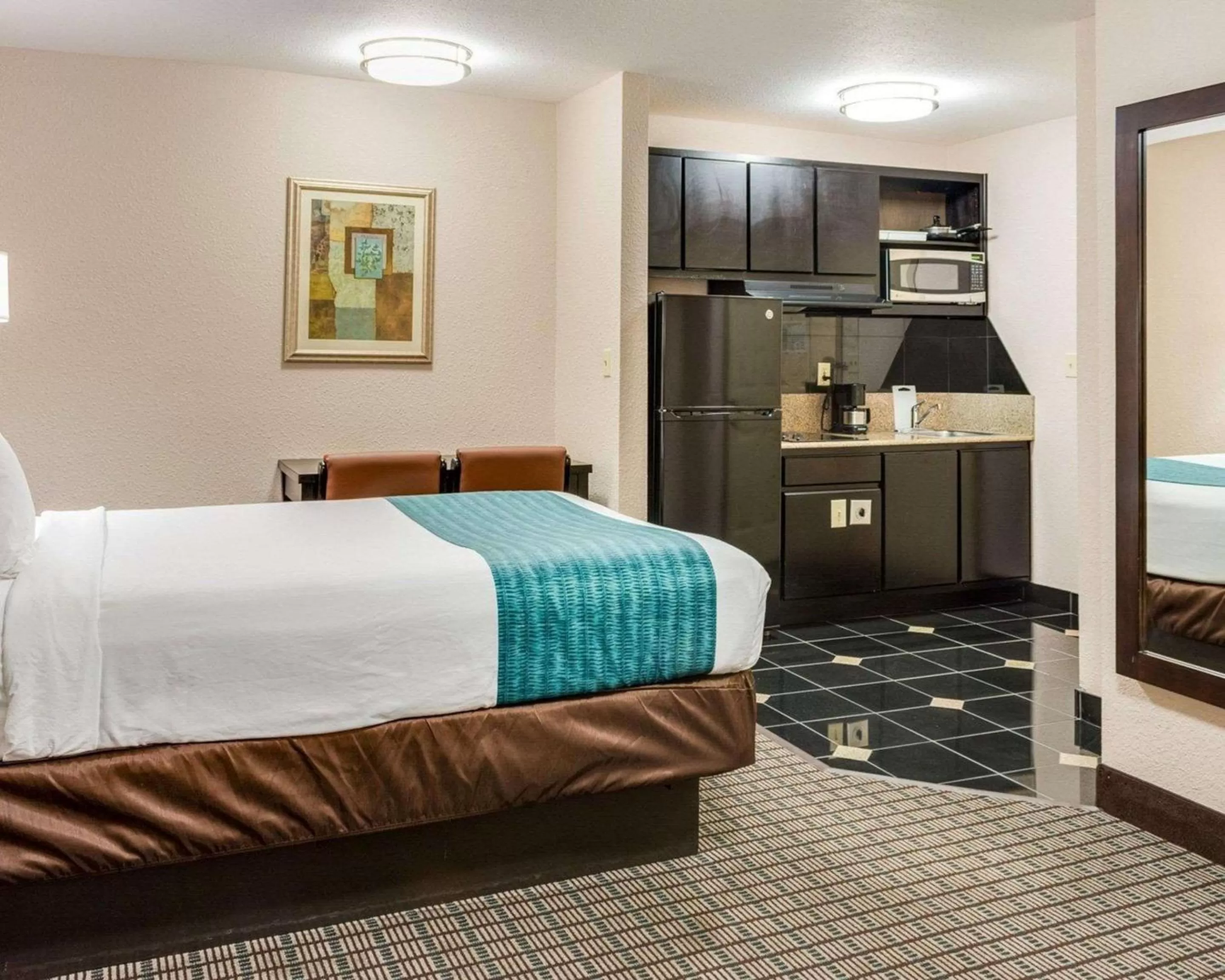 Photo of the whole room, Bed in Suburban Studios Avondale