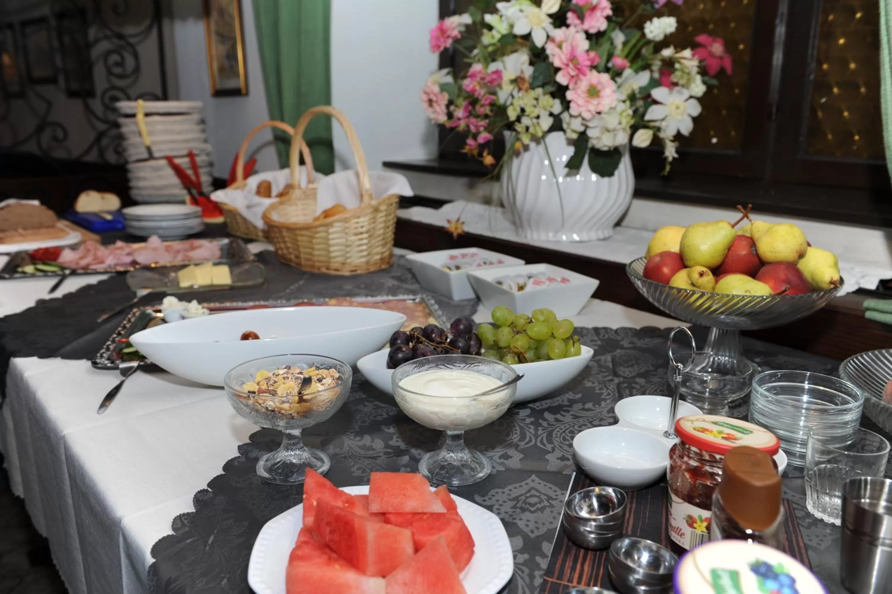 Buffet breakfast in Gasthof-Pension Schwarzer Bär