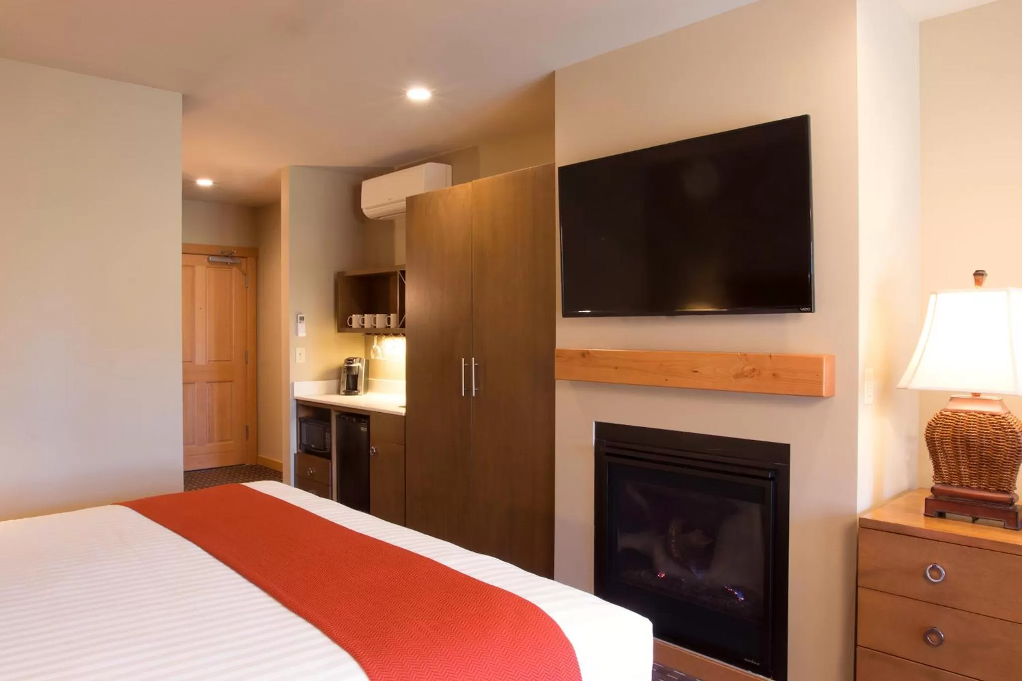 Photo of the whole room, TV/Entertainment Center in Inn at Cannon Beach