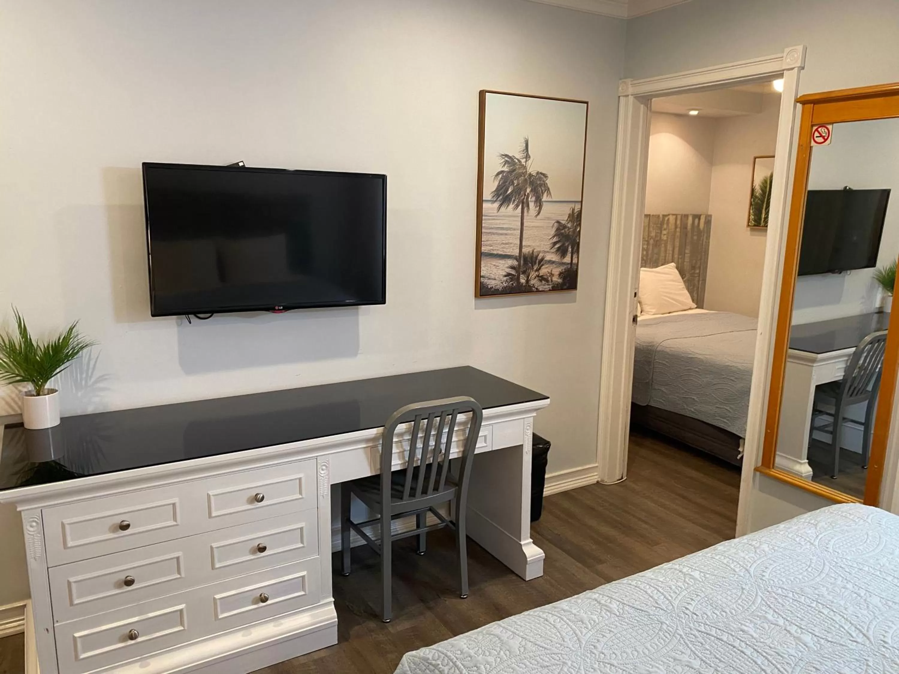 Photo of the whole room, Bed in Ocean Lodge Santa Monica Beach Hotel