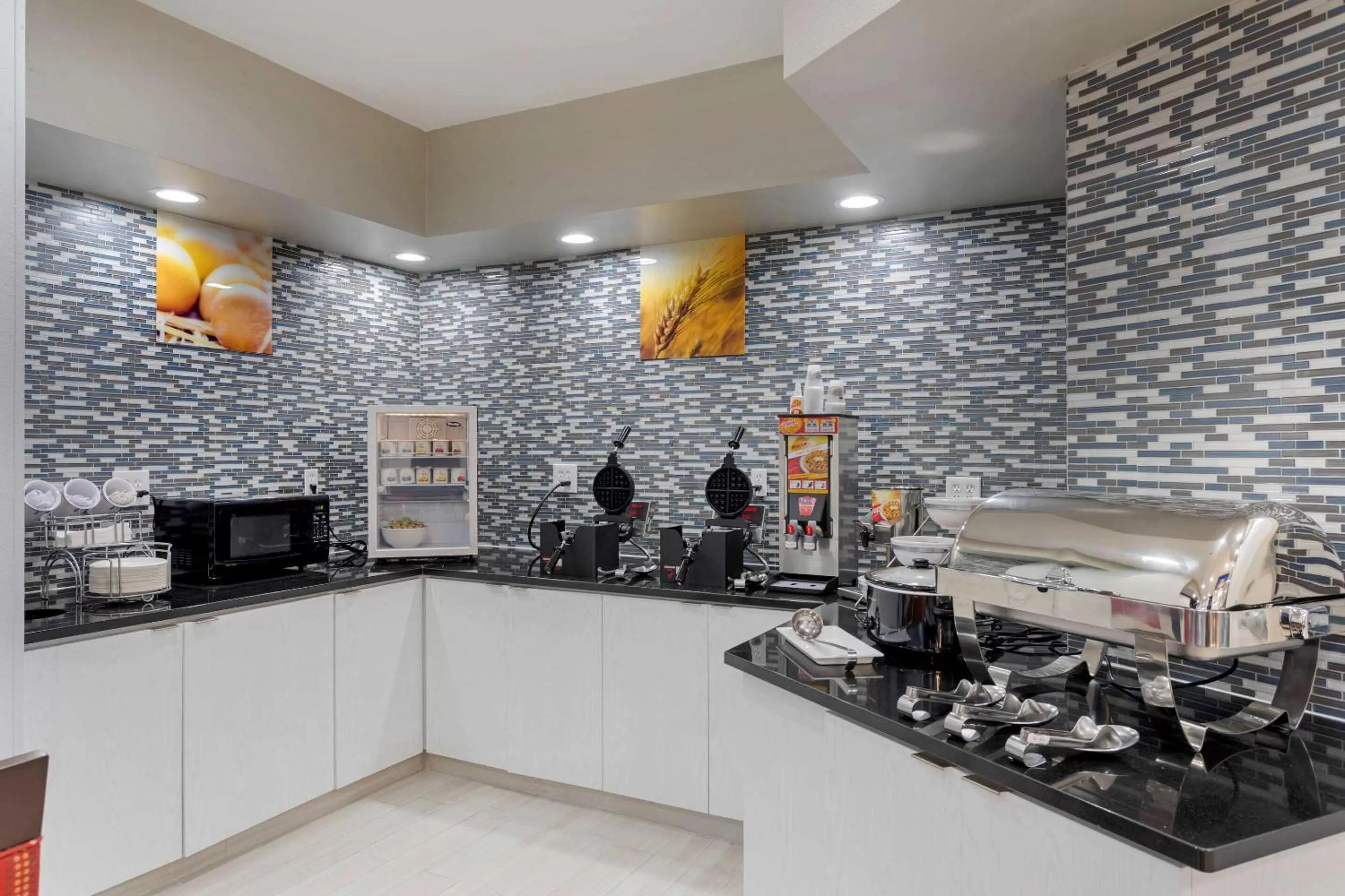 Restaurant/places to eat in Comfort Inn & Suites Memphis East