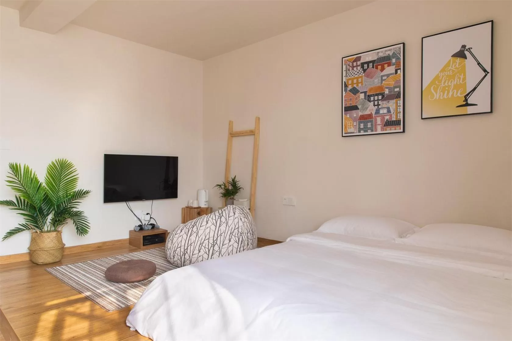 Communal lounge/ TV room, Bed in Wander Hostel