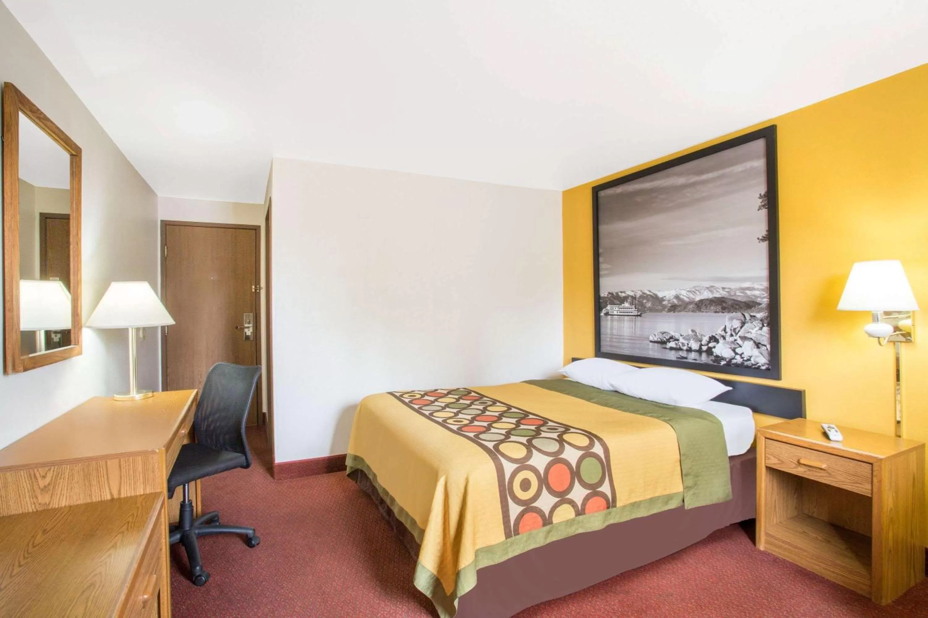 Photo of the whole room in Super 8 by Wyndham Elko