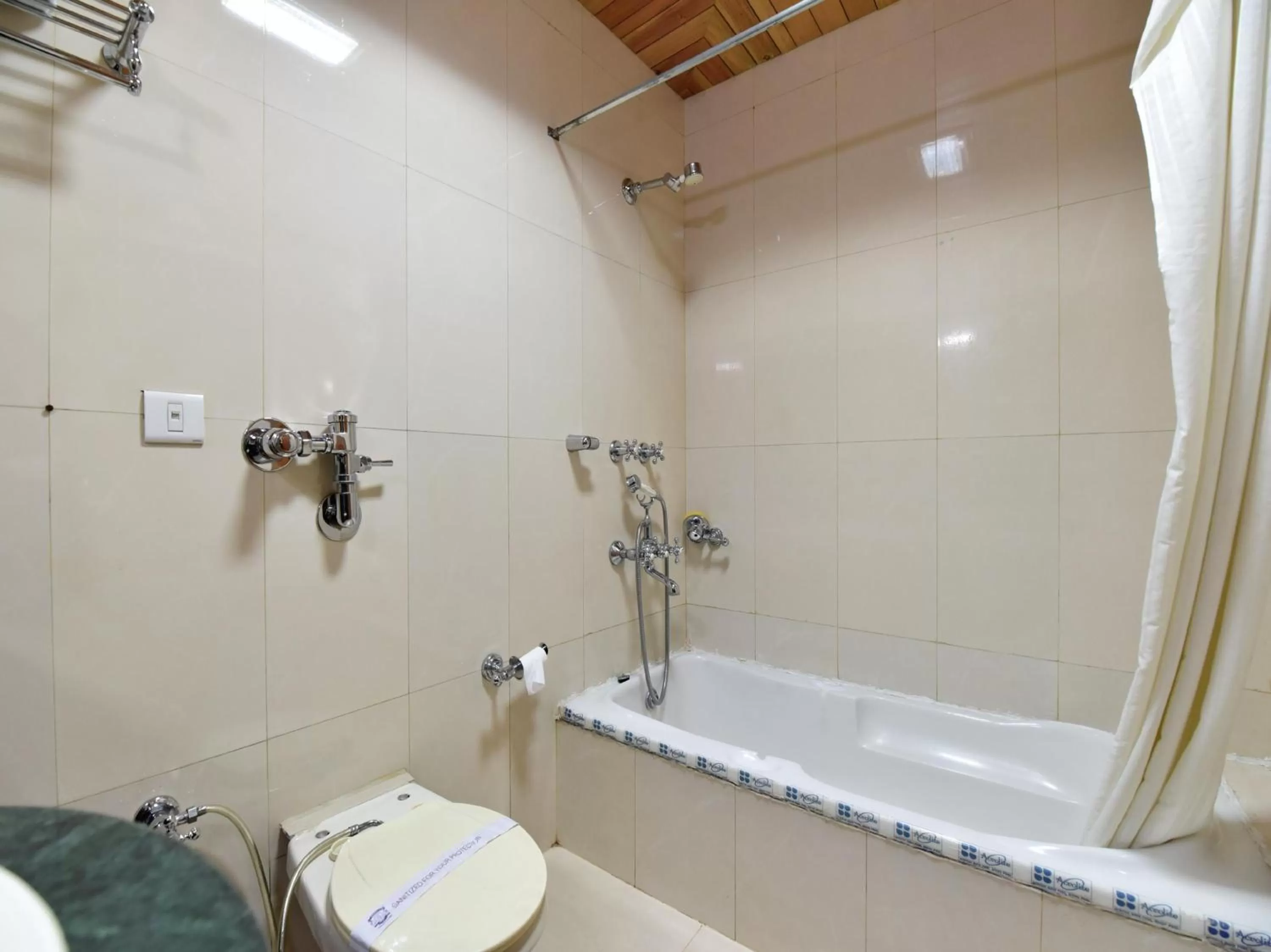 Bathroom in Hotel Broadways Inn