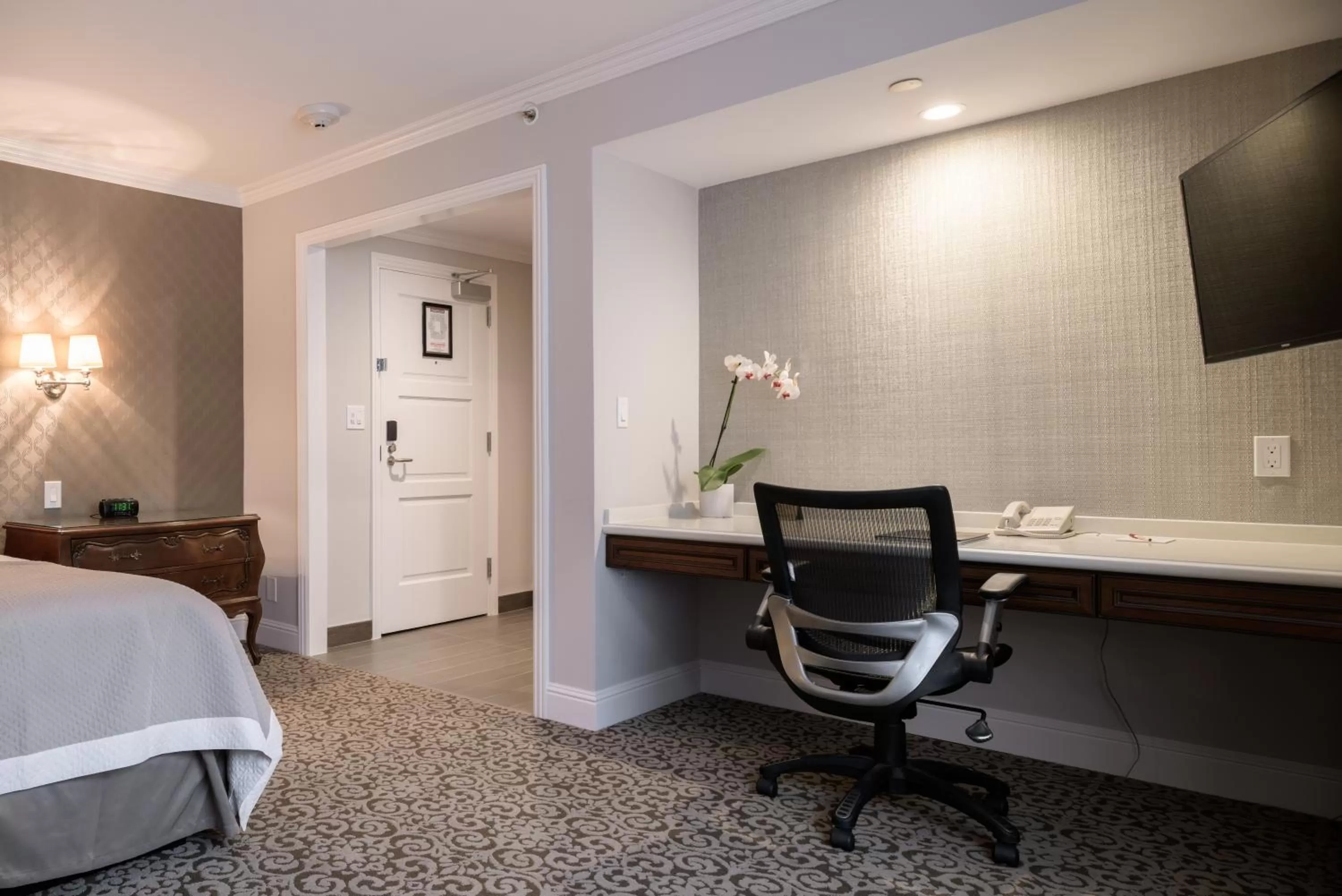 Seating area, Bed in Woodcrest Hotel Cupertino