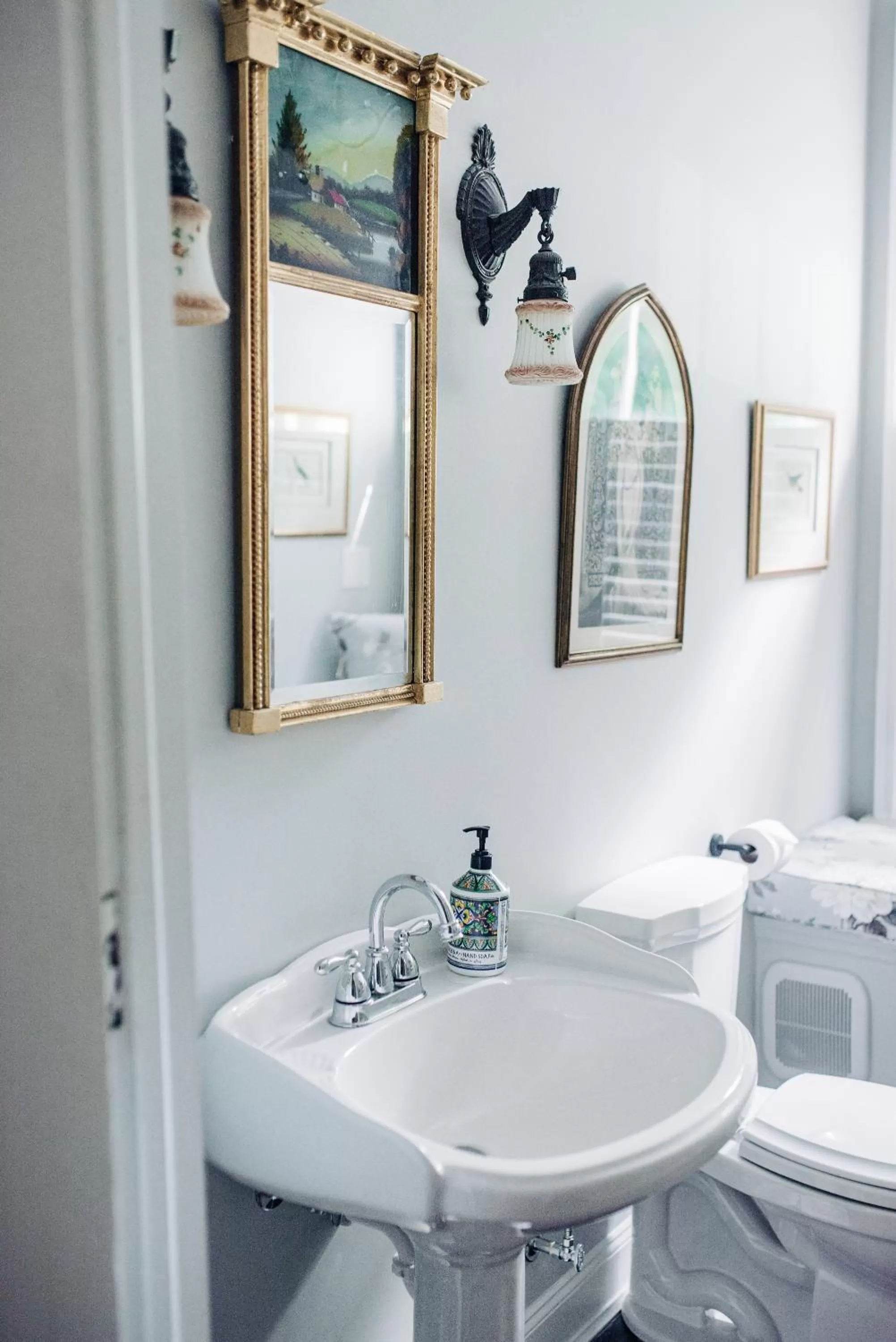 Toilet in Benn Conger Inn