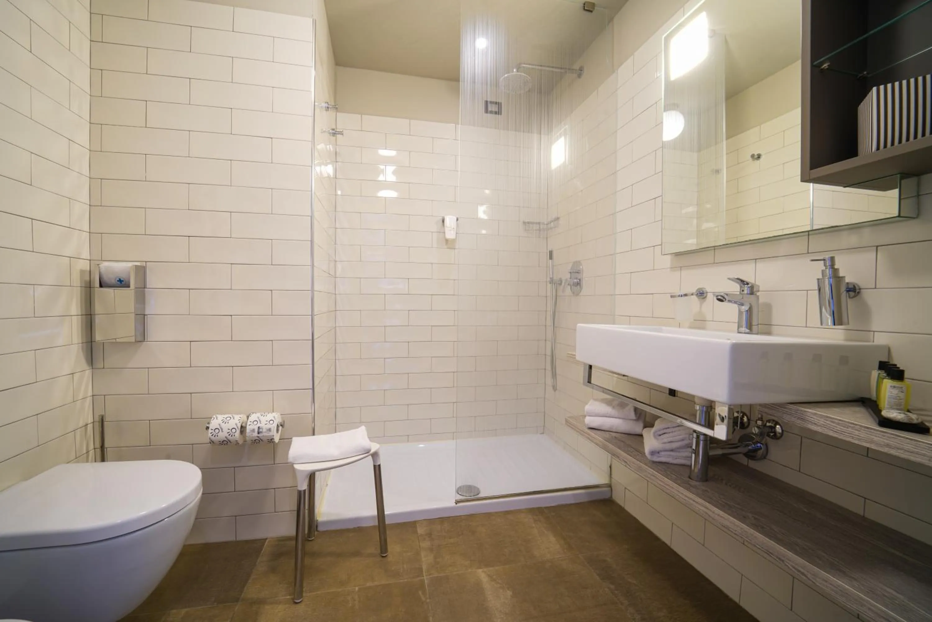 Shower in Nautilus Family Hotel