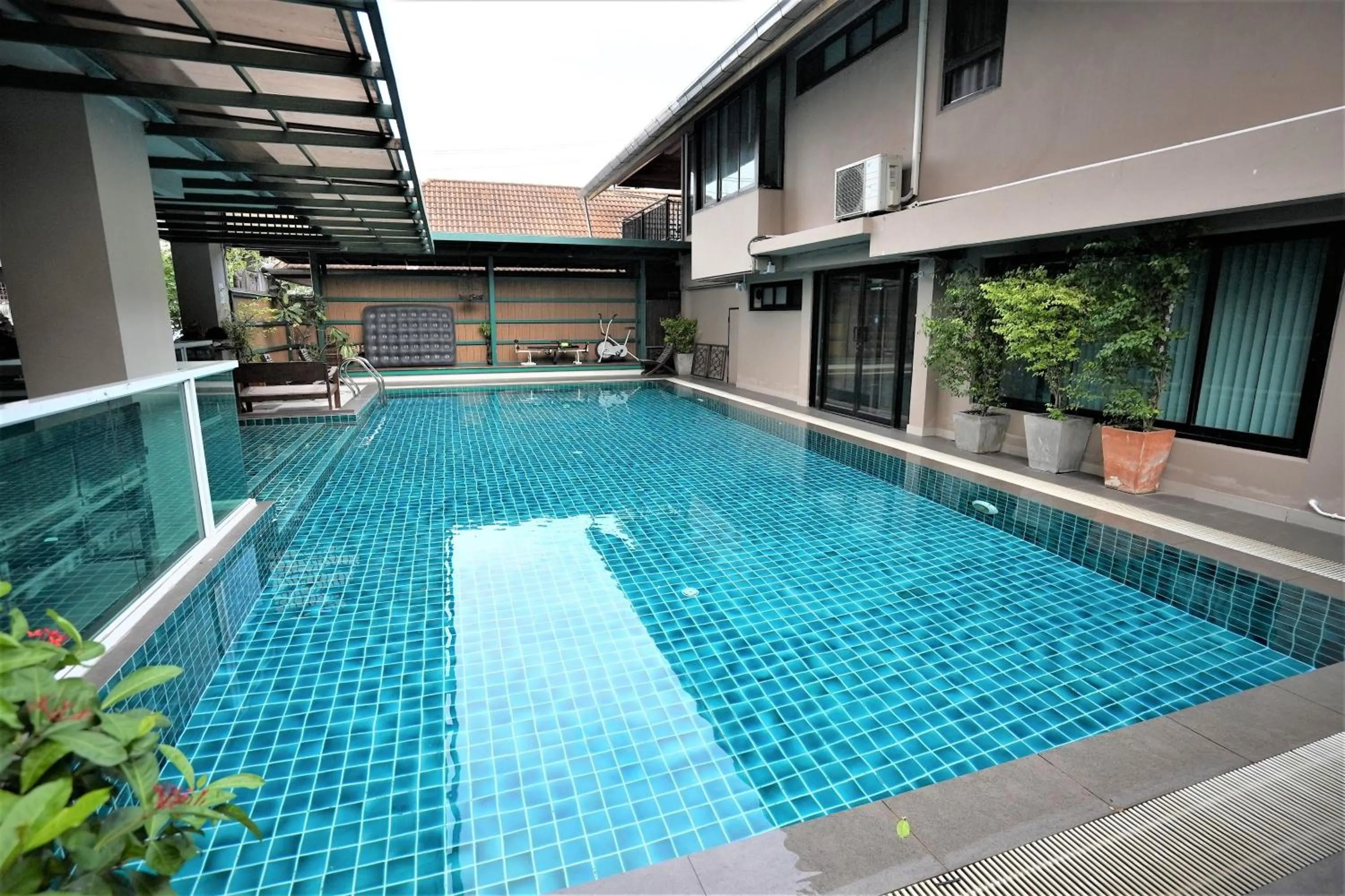 Swimming pool in Baan Tanwa - MRT Ratchadapisek Exit 1 or 2