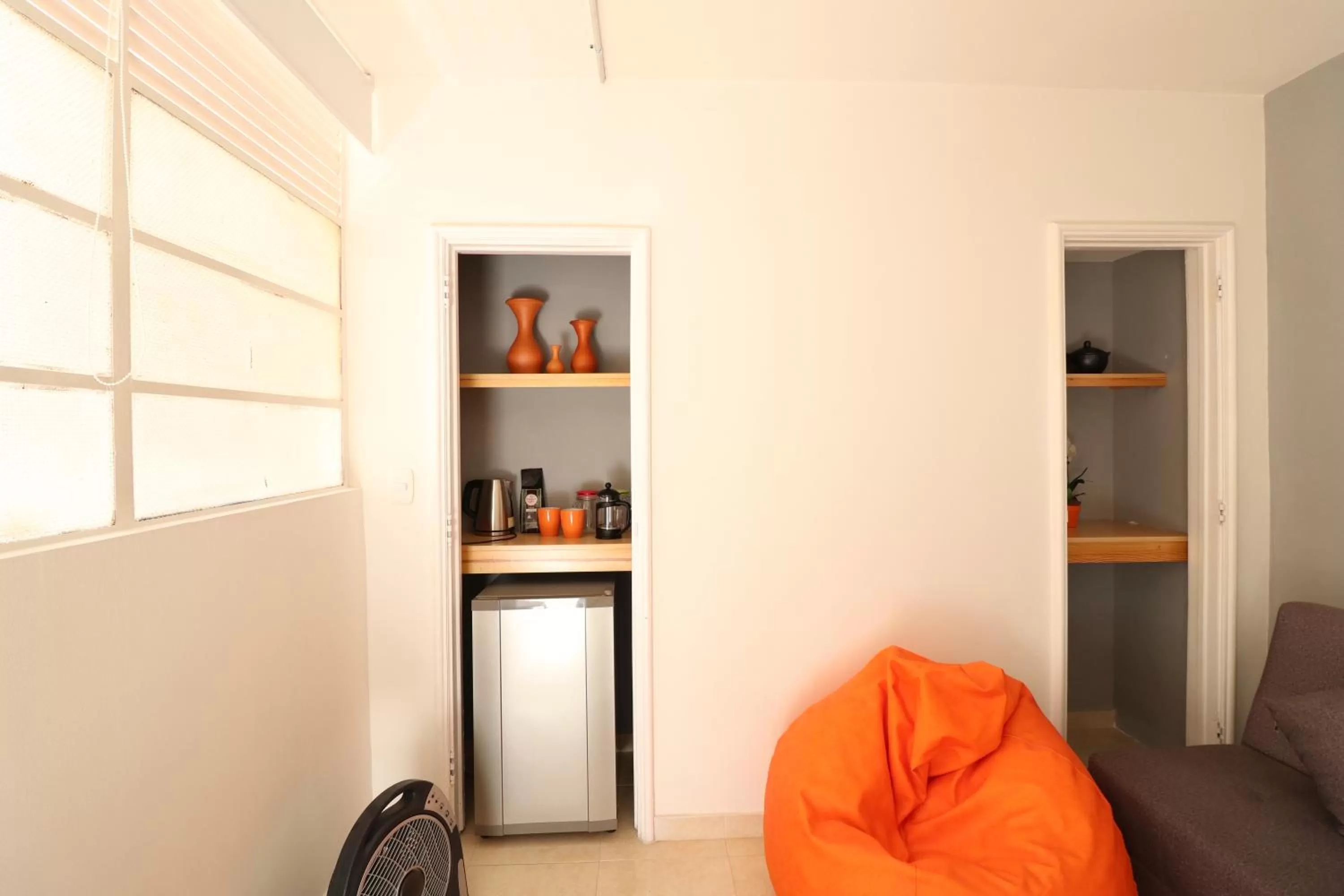 Coffee/tea facilities, Seating Area in 554 Apartments