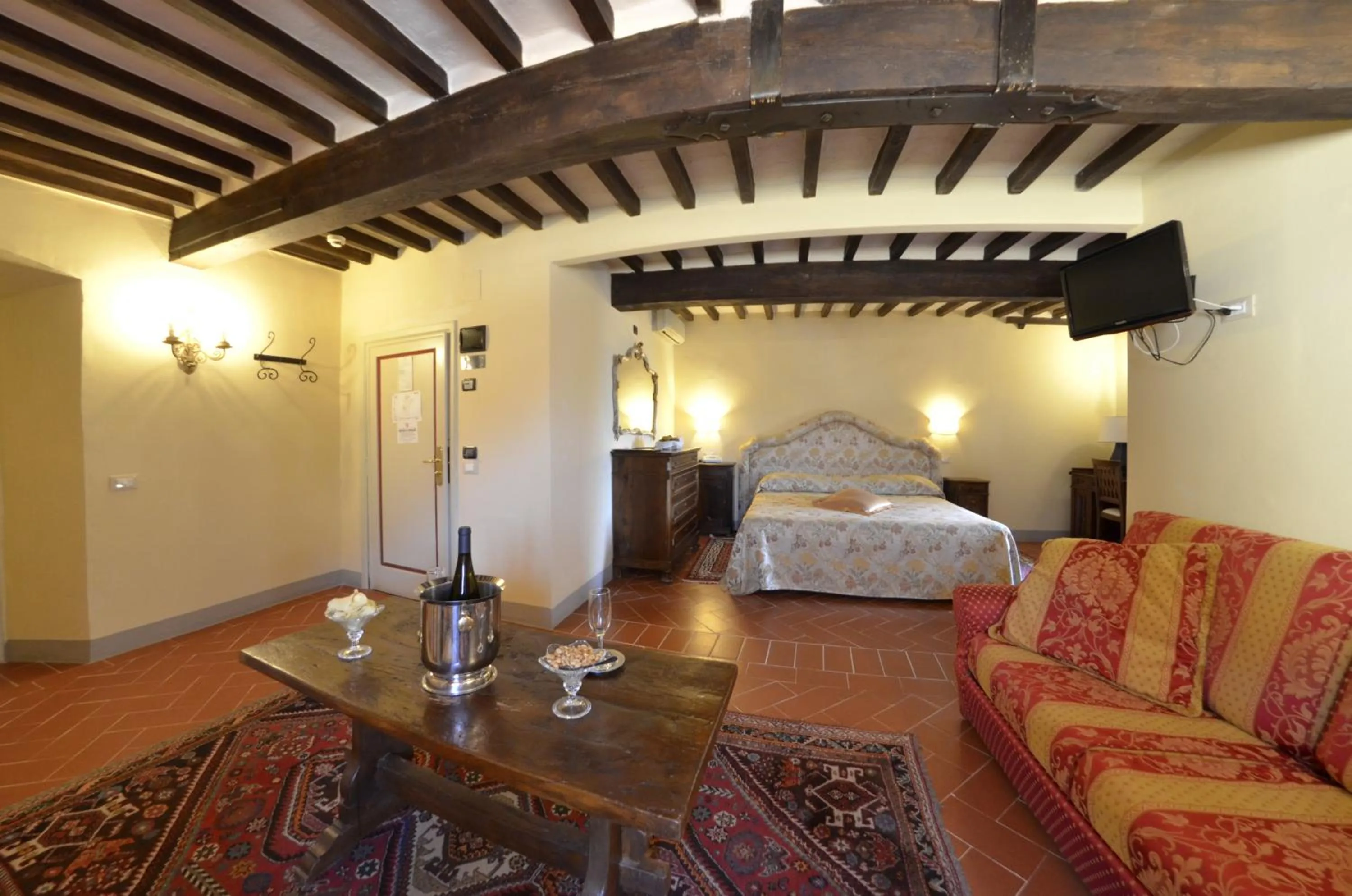 Living room, Bed in Hotel San Michele